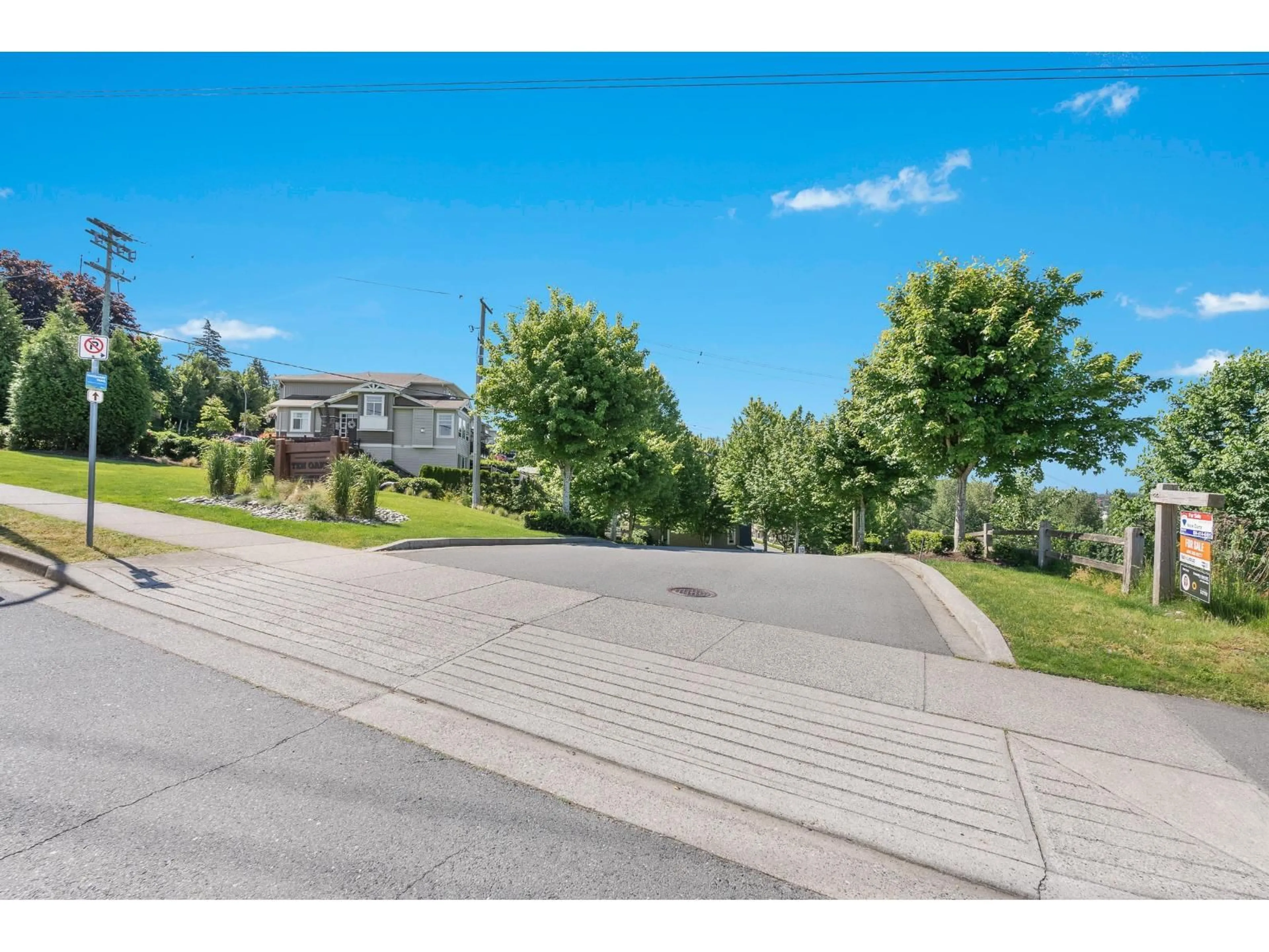 A pic from outside/outdoor area/front of a property/back of a property/a pic from drone, street for 29 - 34230 ELMWOOD, Abbotsford British Columbia V2S0J1