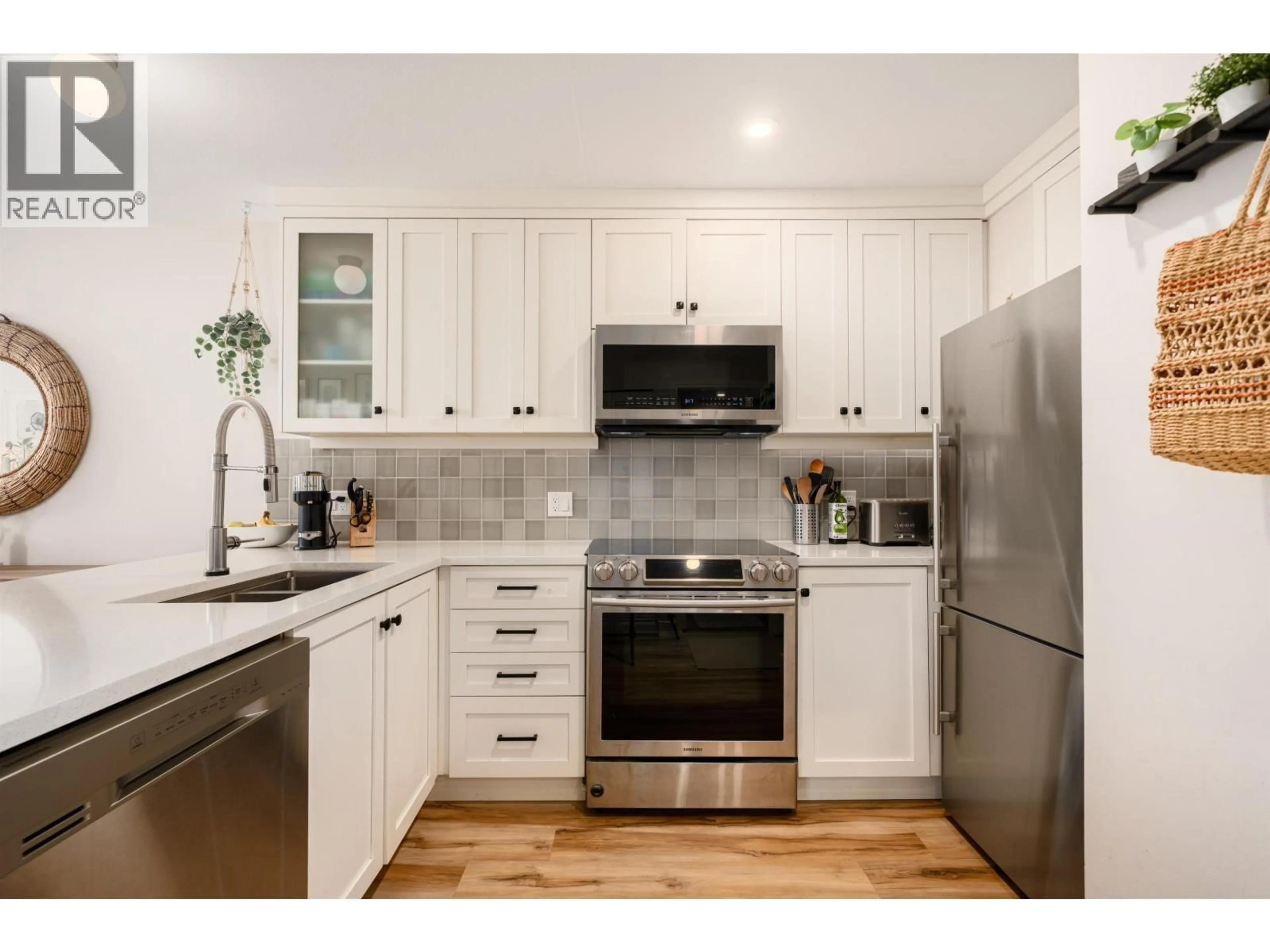 Unknown for 302 - 2333 ETON STREET, Vancouver British Columbia V5L1E2