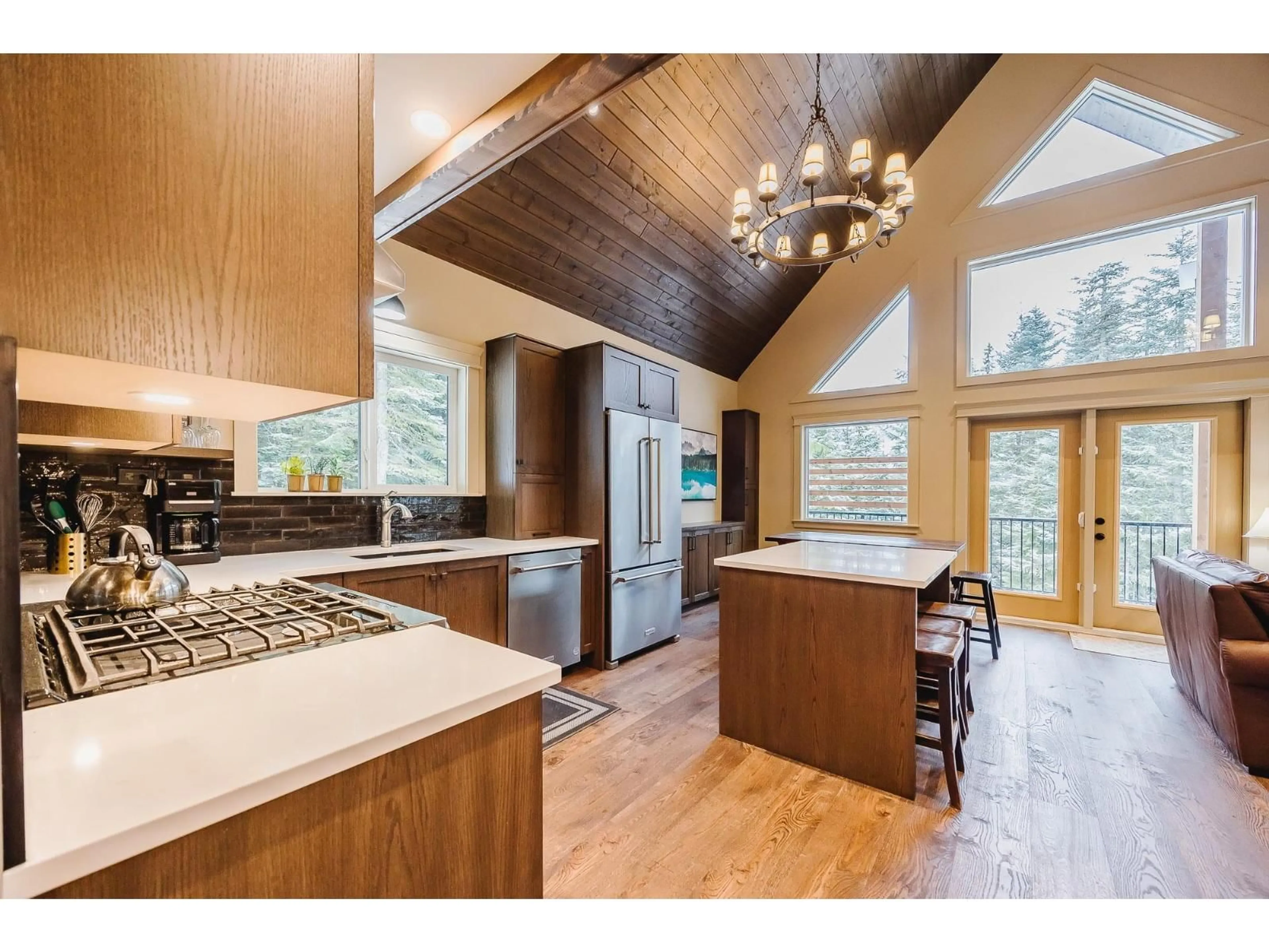 Open concept kitchen, wood/laminate floor for 20788 EDELWEISS, Agassiz British Columbia V0M1A1