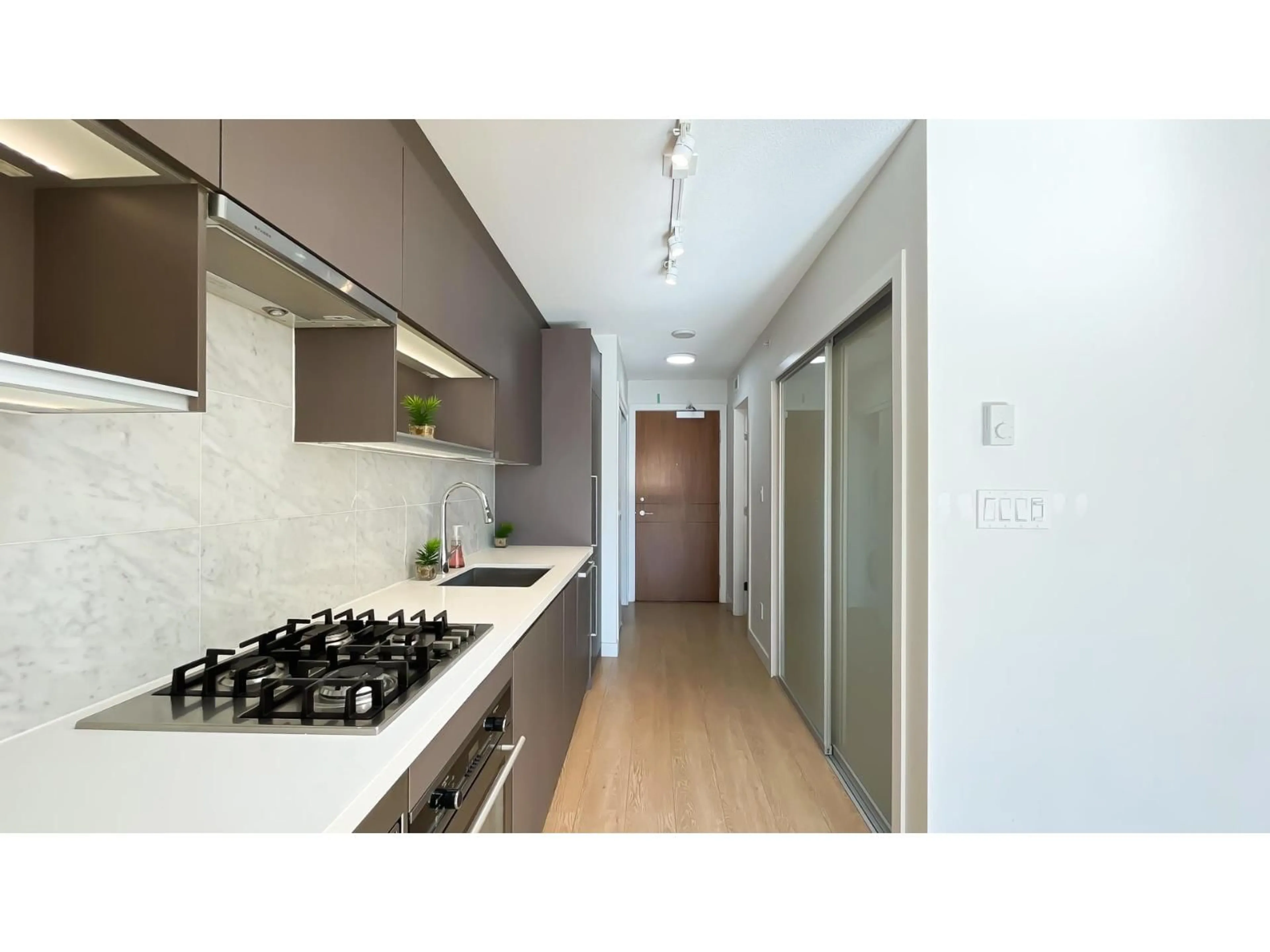 Standard kitchen, unknown for 1105 - 13750 100, Surrey British Columbia V3T0L3