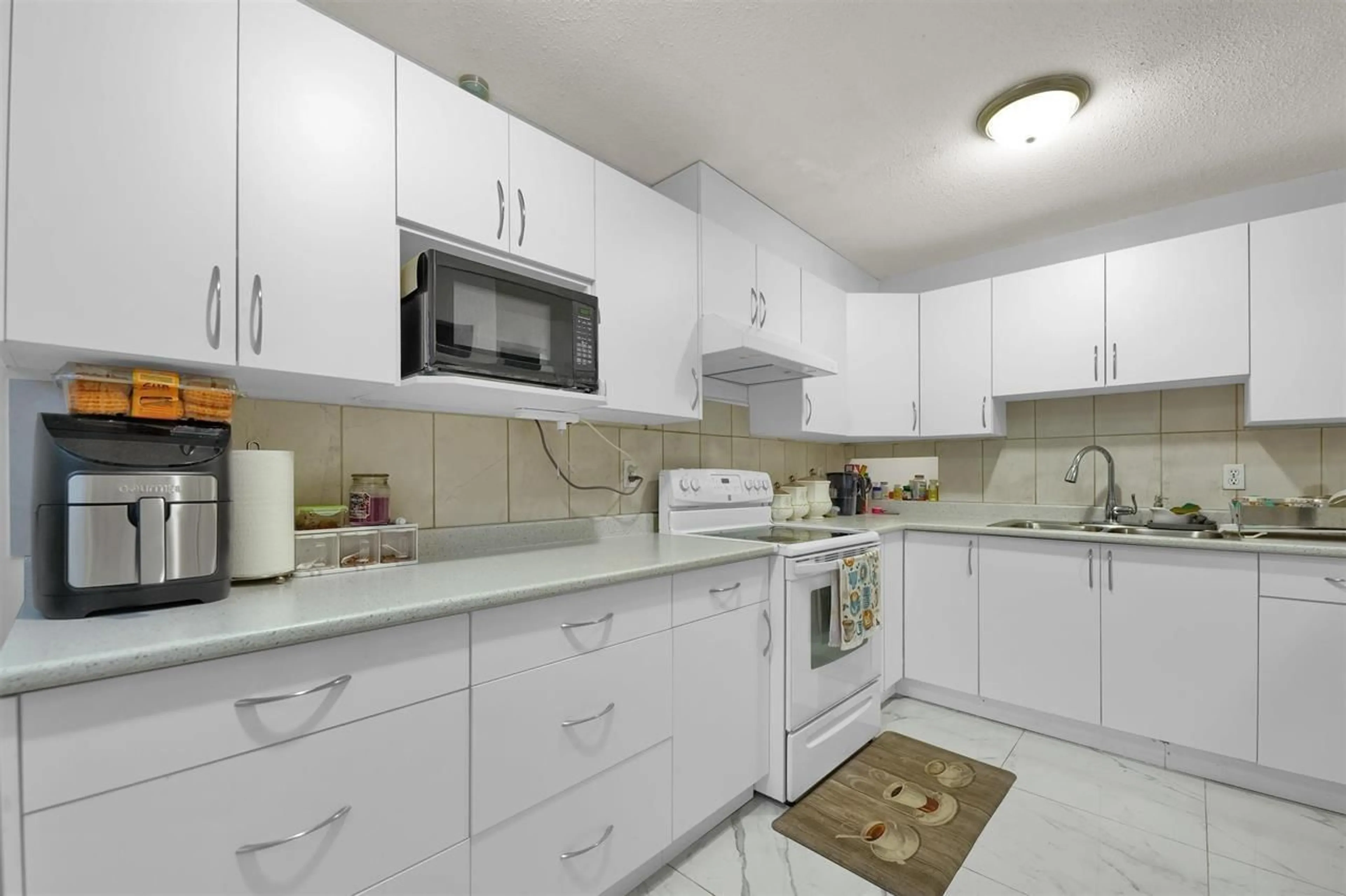 Standard kitchen, unknown for 33 - 3075 TRETHEWEY, Abbotsford British Columbia V2T3R4