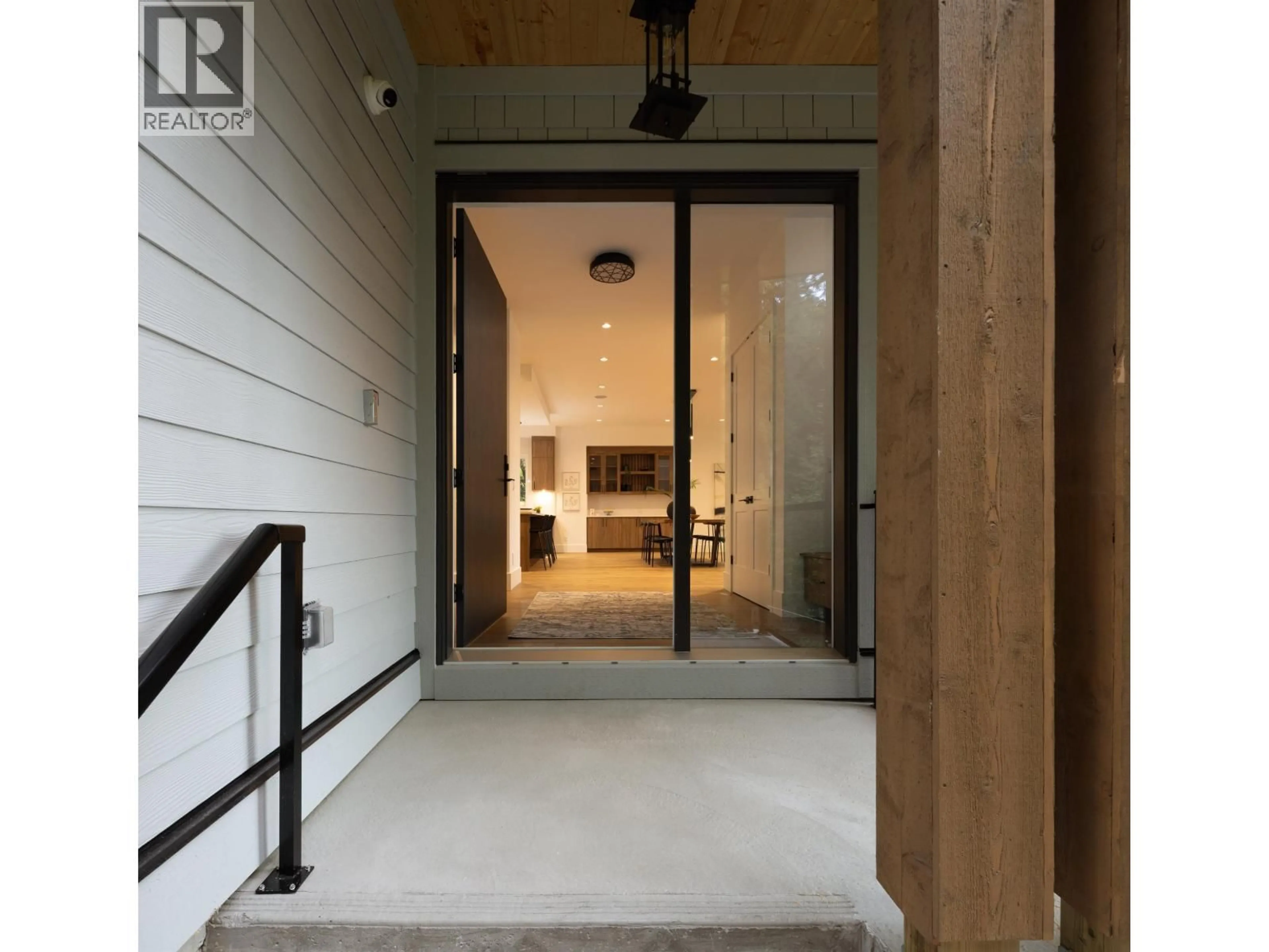 Indoor foyer for 1486 COAST MERIDIAN ROAD, Coquitlam British Columbia V3E0C4