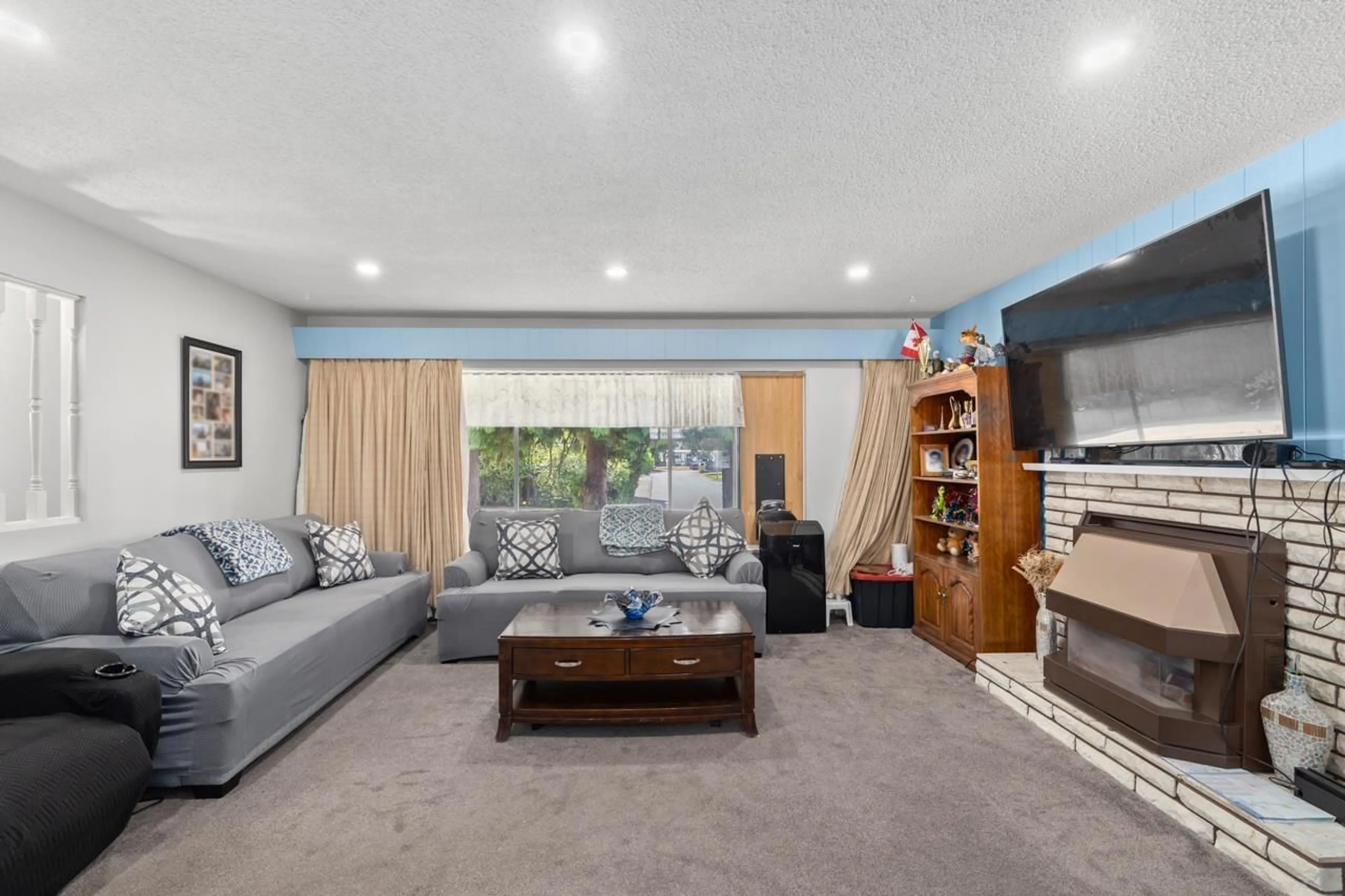 Living room with furniture, unknown for 32235 MARSHALL, Abbotsford British Columbia V2T1A5