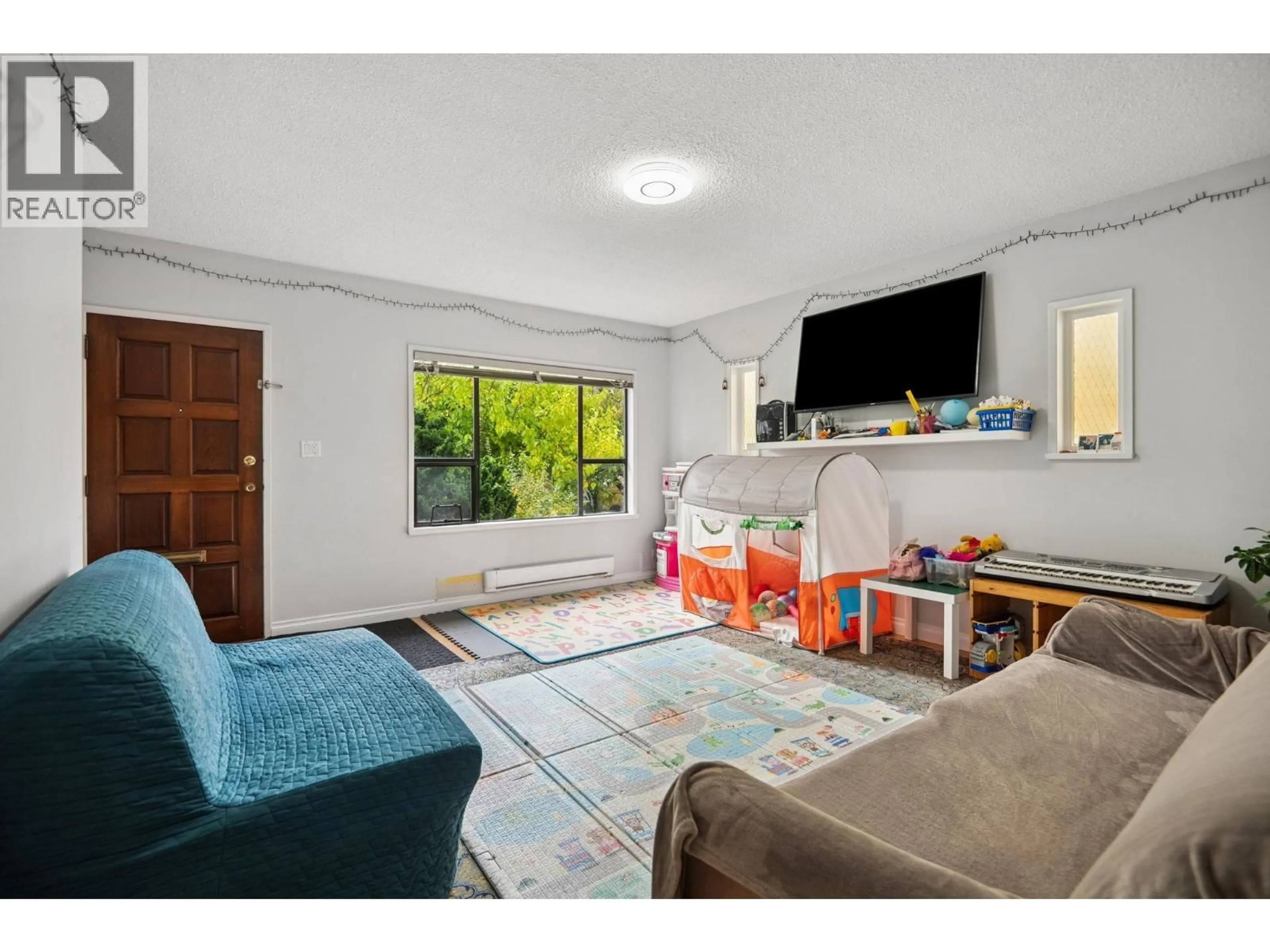 Living room with furniture, unknown for 565 50TH AVENUE, Vancouver British Columbia V5X1A9