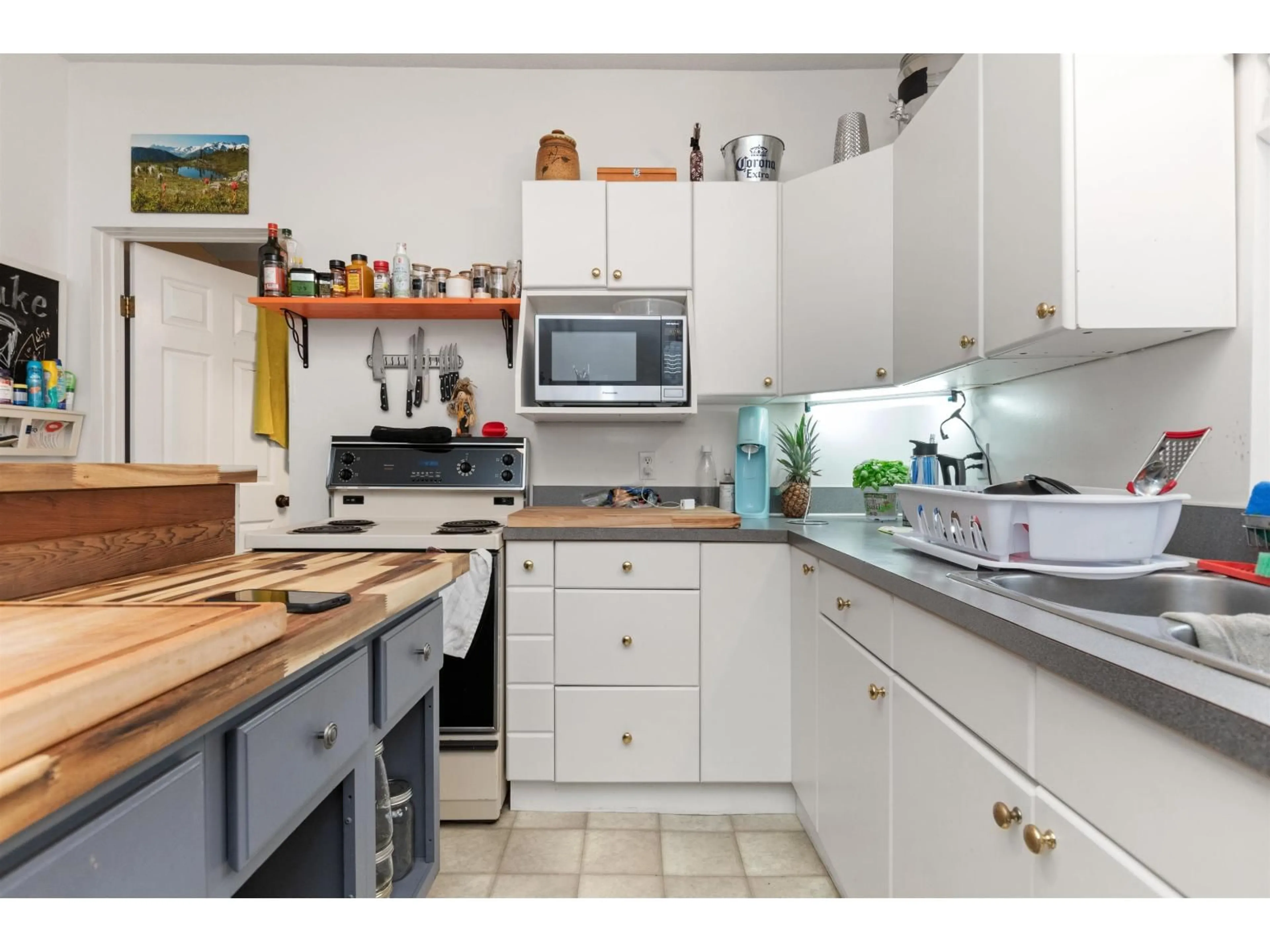 Standard kitchen, unknown for 564 WALLACE STREET, Hope British Columbia V0X1L0