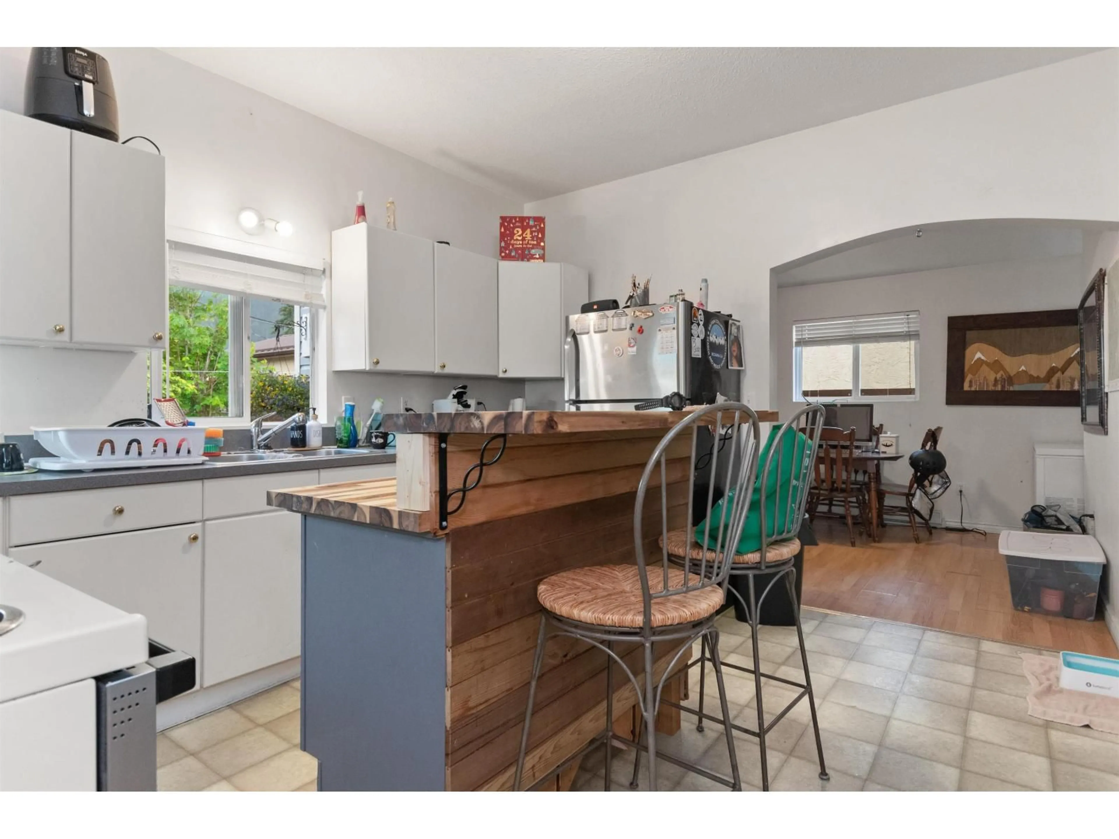 Open concept kitchen, unknown for 564 WALLACE STREET, Hope British Columbia V0X1L0