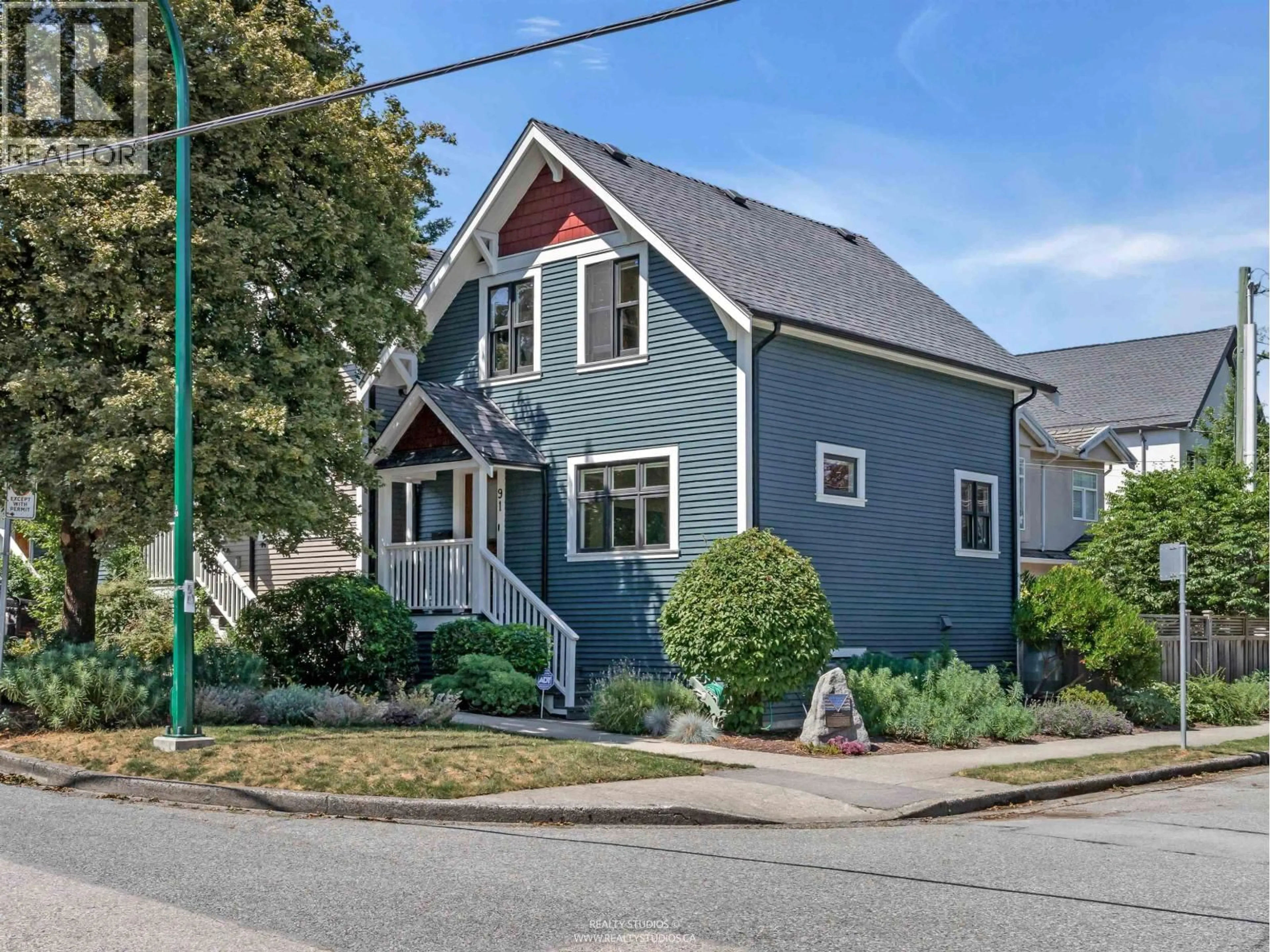 Home with vinyl exterior material, street for 91 27TH AVENUE, Vancouver British Columbia V5V2K2
