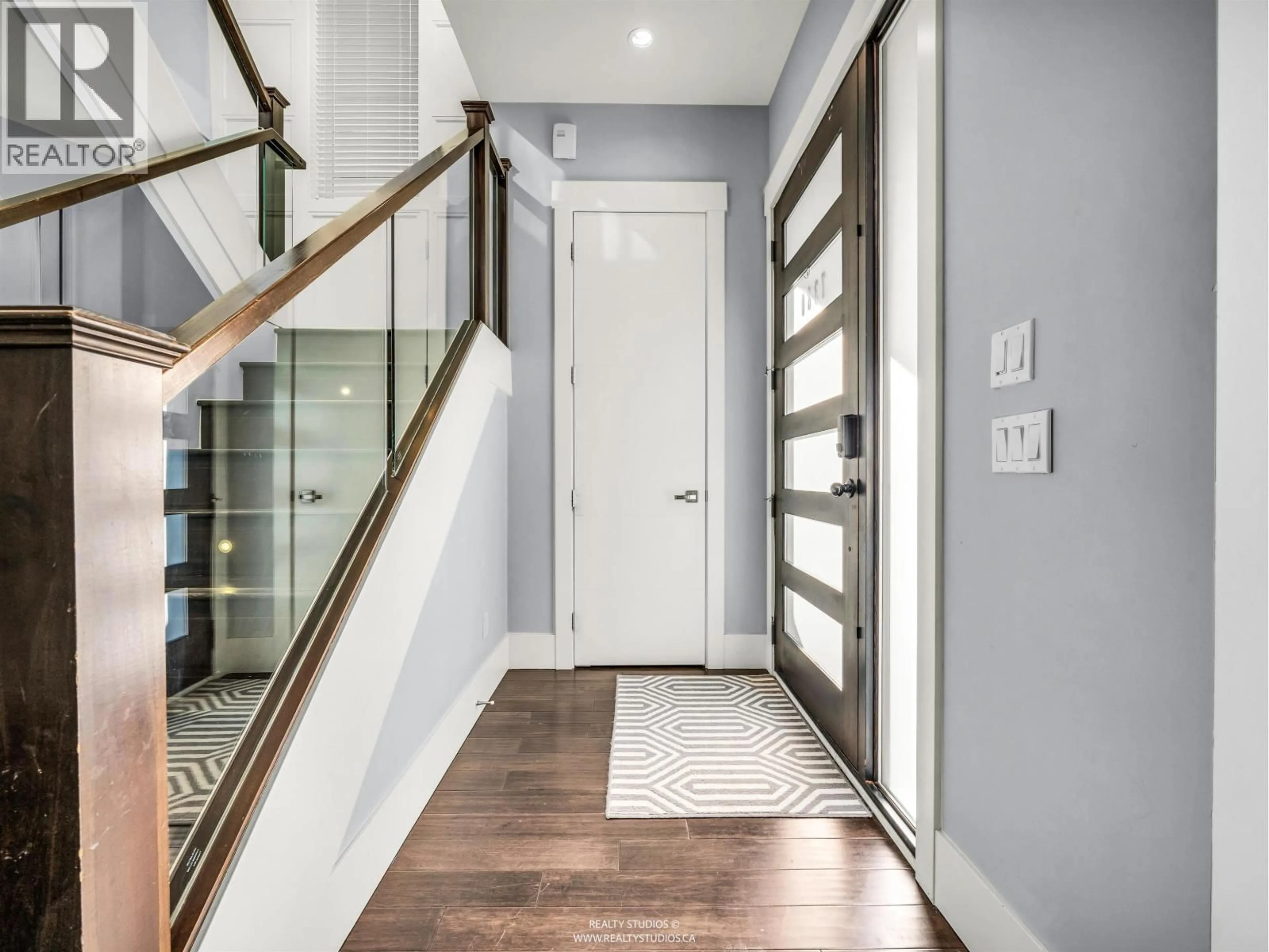 Indoor entryway for 7380 ONTARIO STREET, Vancouver British Columbia V5X3B8