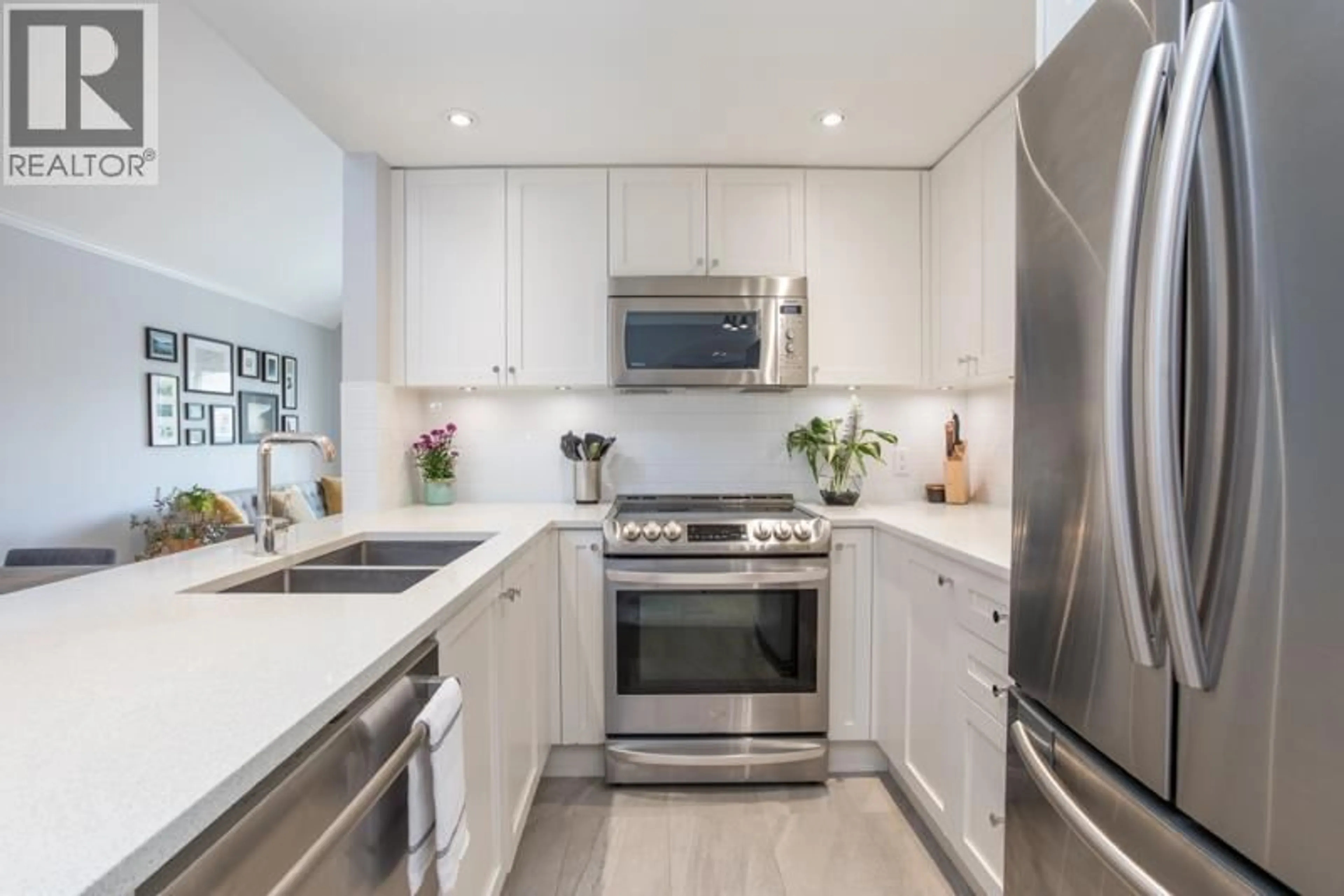 Contemporary kitchen, ceramic/tile floor for 4 - 6360 LYNAS LANE, Richmond British Columbia V7C5C9