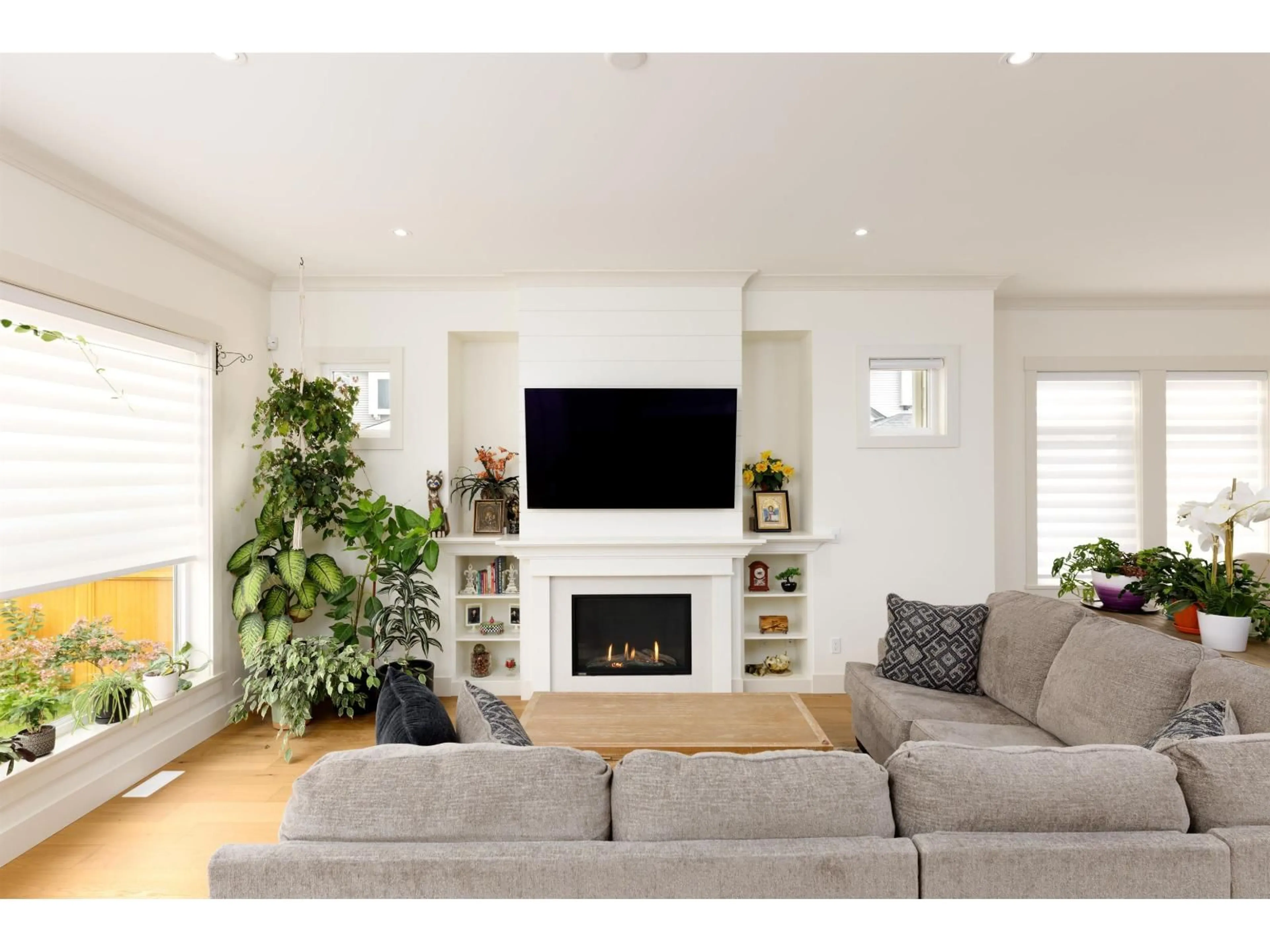 Living room with furniture, wood/laminate floor for 19829 75, Langley British Columbia V2Y5K3