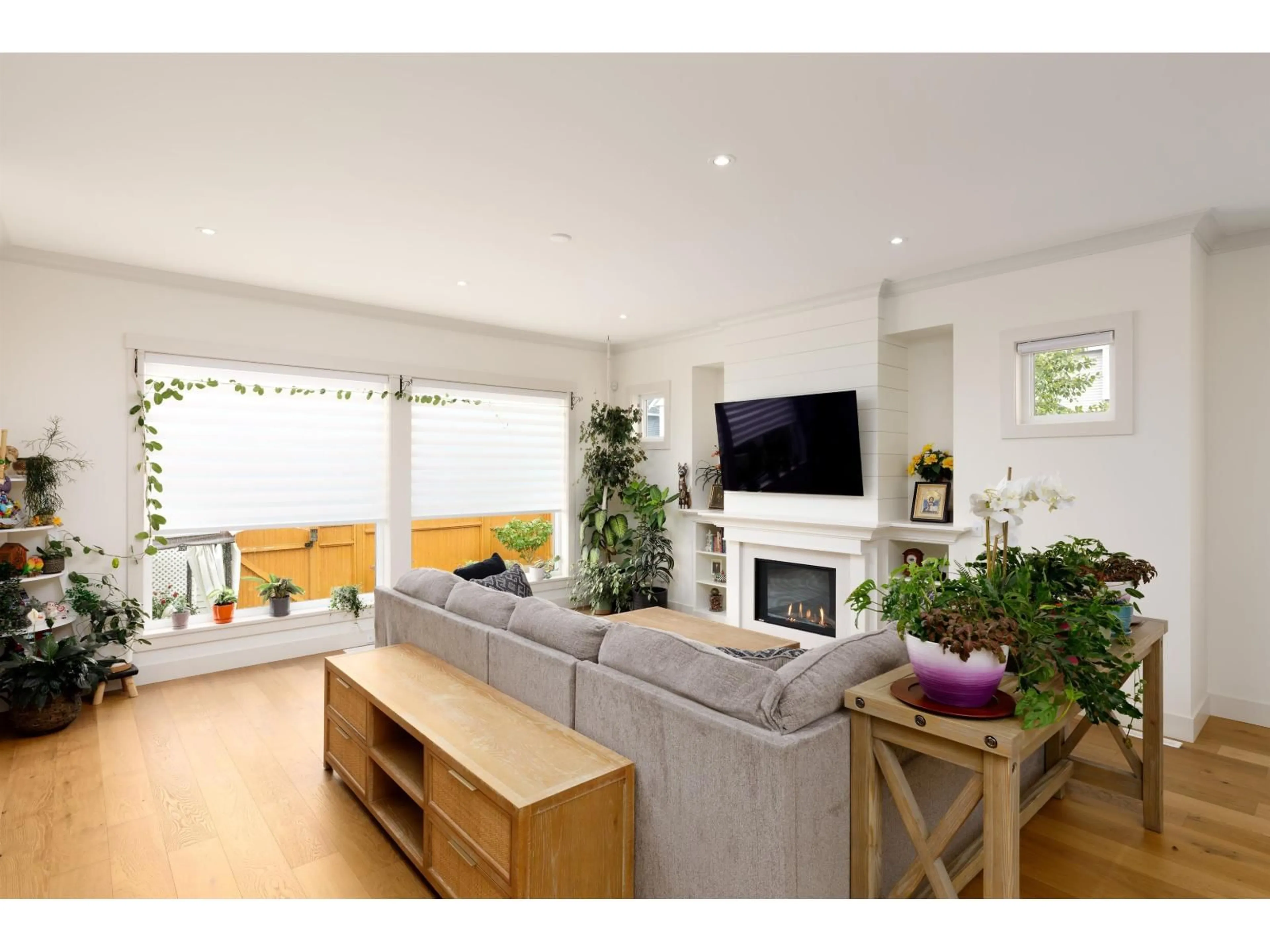 Living room with furniture, wood/laminate floor for 19829 75, Langley British Columbia V2Y5K3