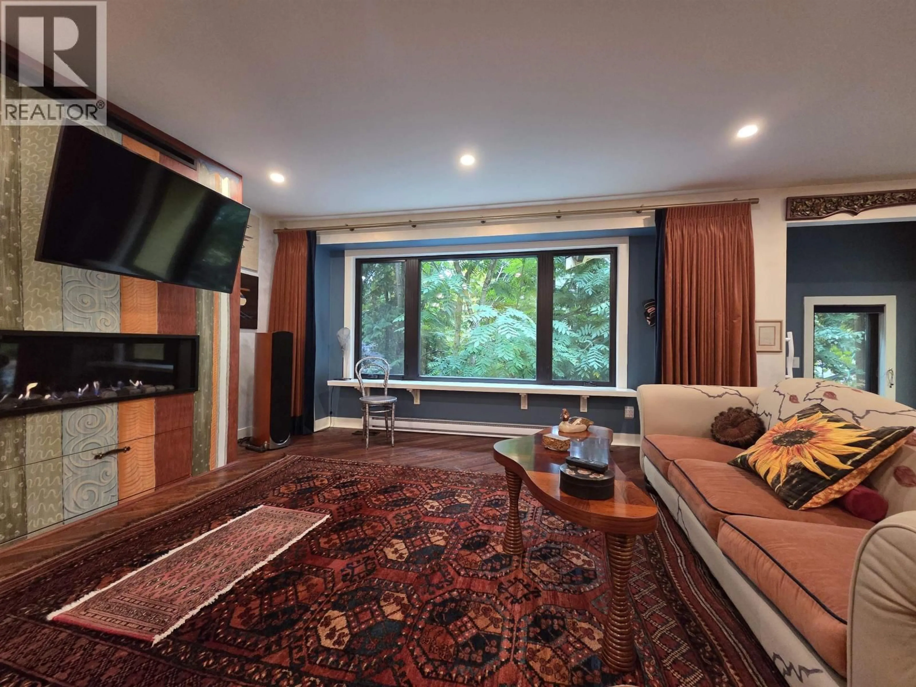 Living room with furniture, carpet floor for 2336 TREETOP LANE, North Vancouver British Columbia V7H2K5