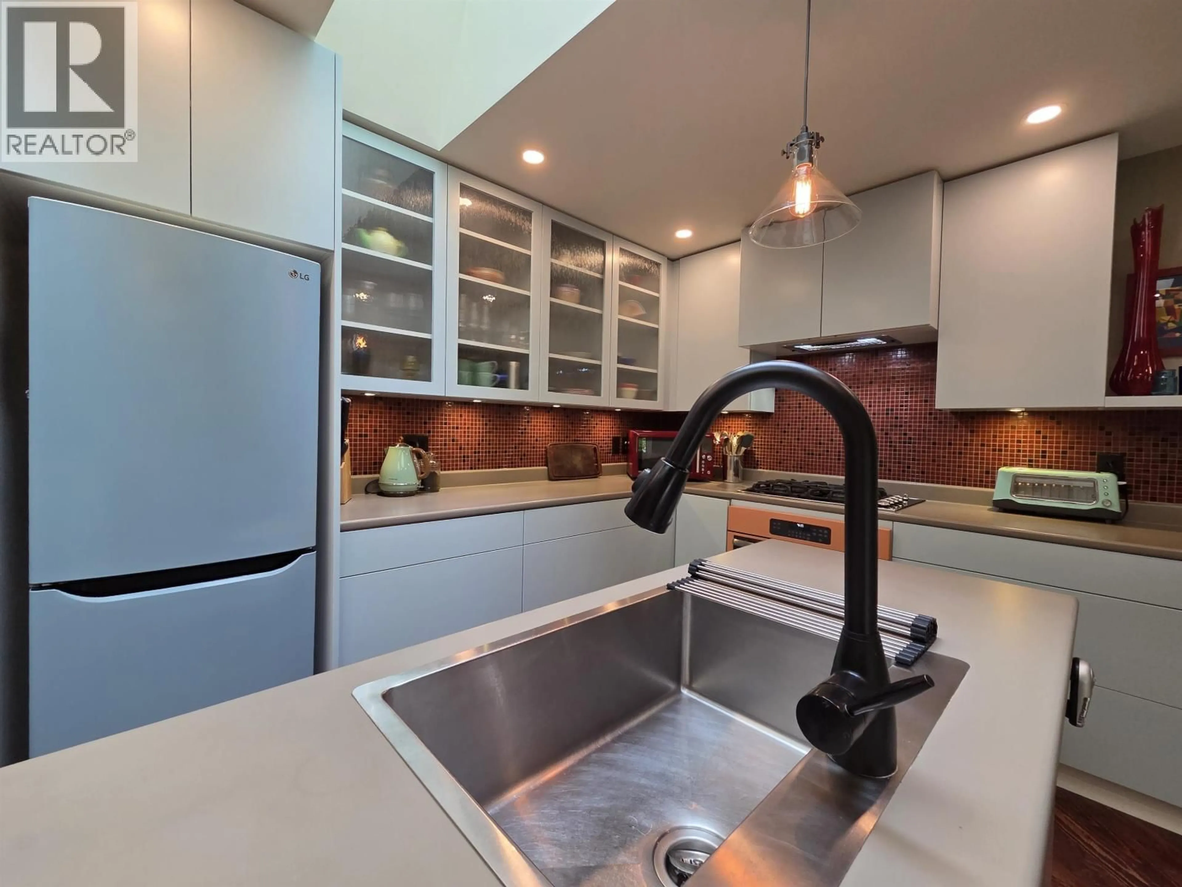 Contemporary kitchen, unknown for 2336 TREETOP LANE, North Vancouver British Columbia V7H2K5