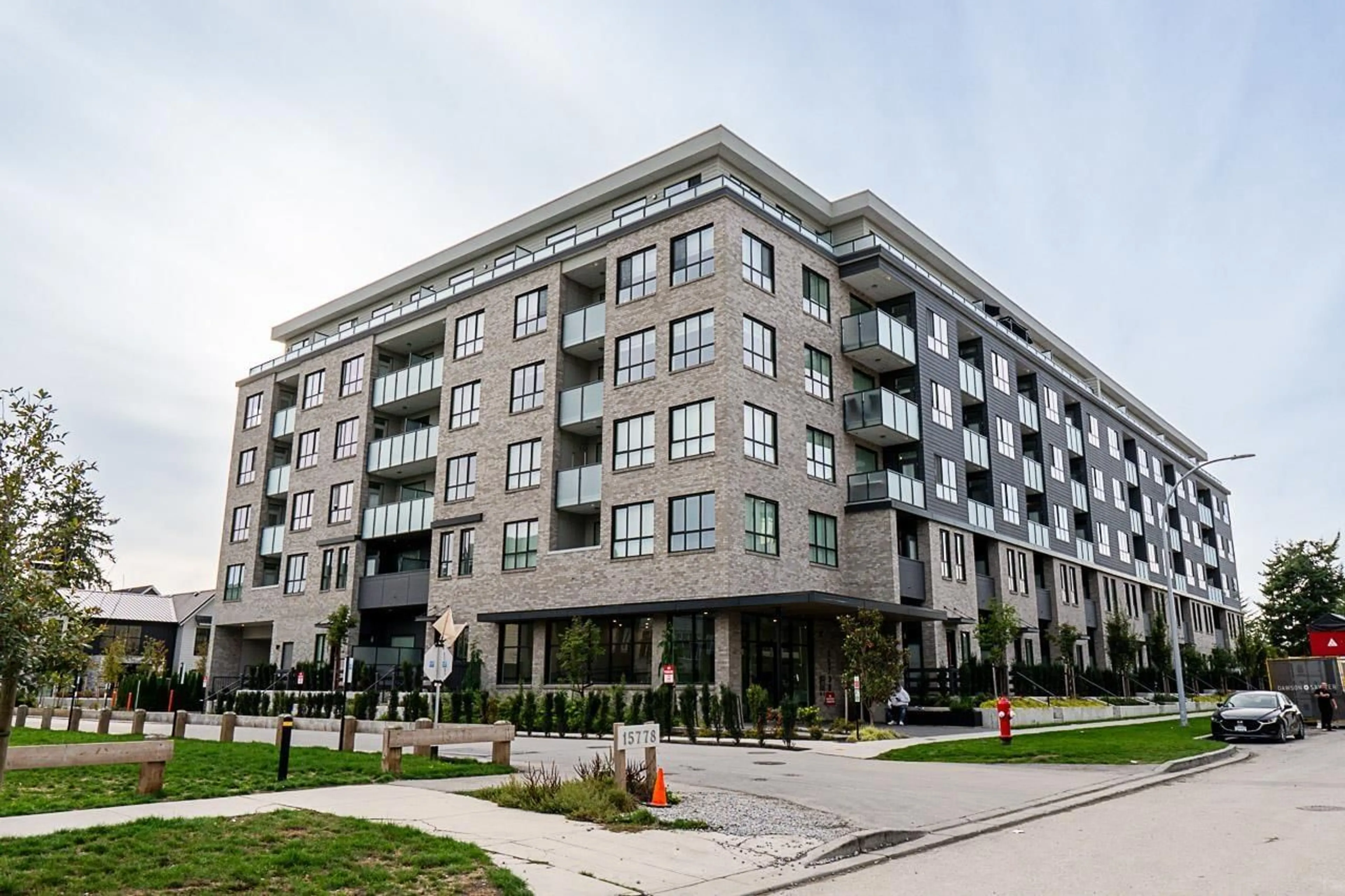 Patio, building for 419 - 15738 85, Surrey British Columbia V4N6Y1