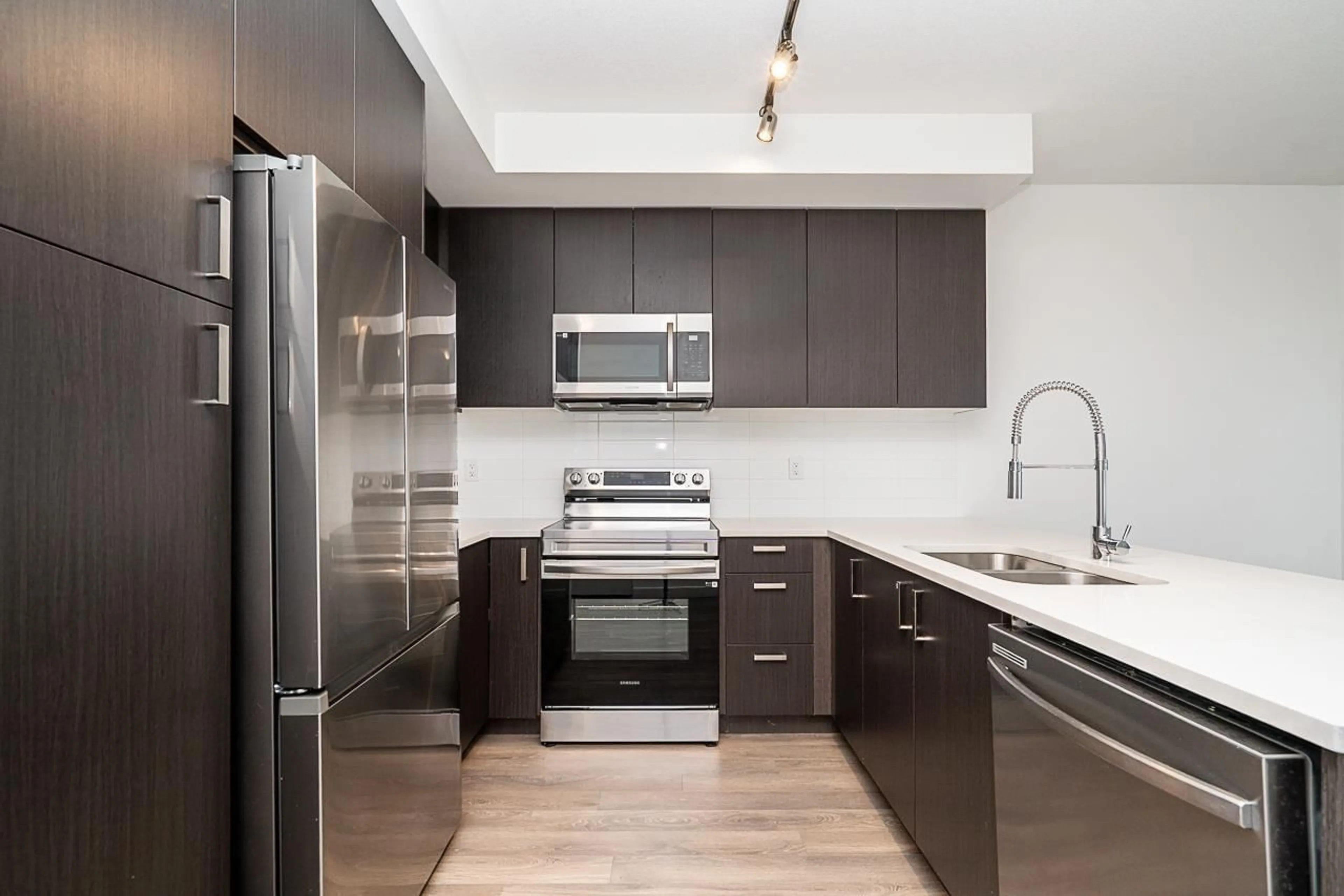 Standard kitchen, unknown for 419 - 15738 85, Surrey British Columbia V4N6Y1