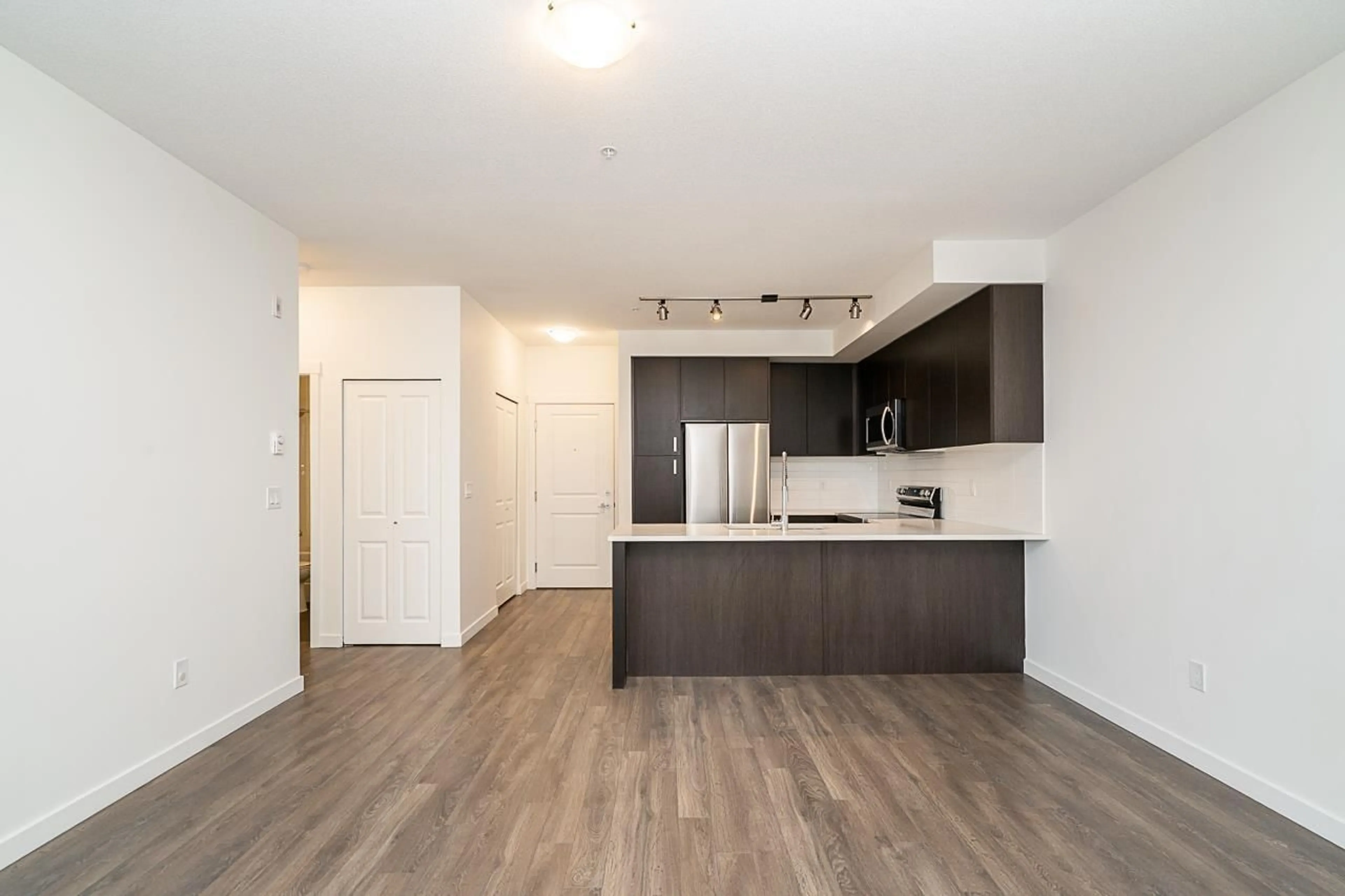 Open concept kitchen, wood/laminate floor for 419 - 15738 85, Surrey British Columbia V4N6Y1