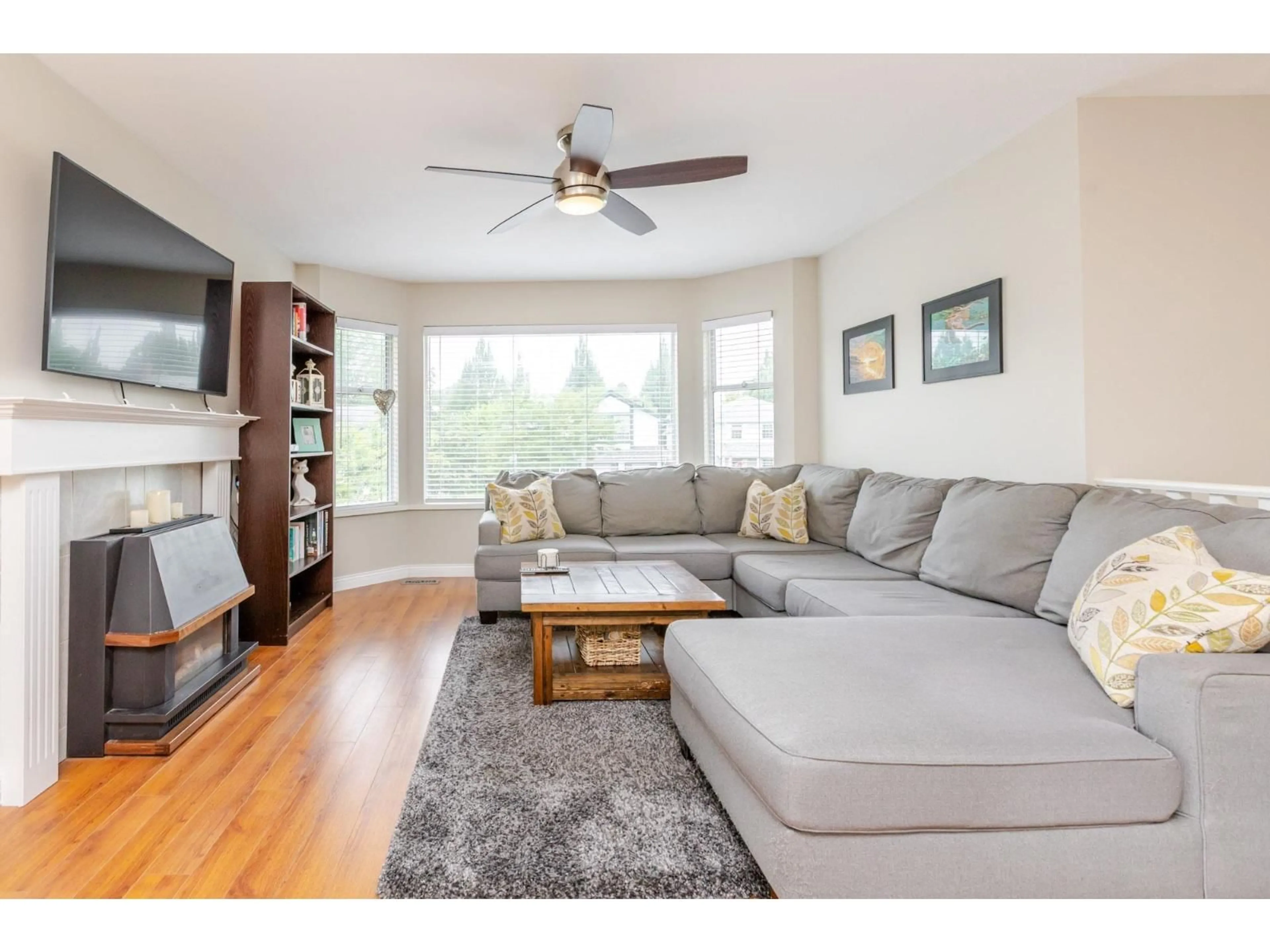 Living room with furniture, wood/laminate floor for 6324 172A, Surrey British Columbia V3S6V4