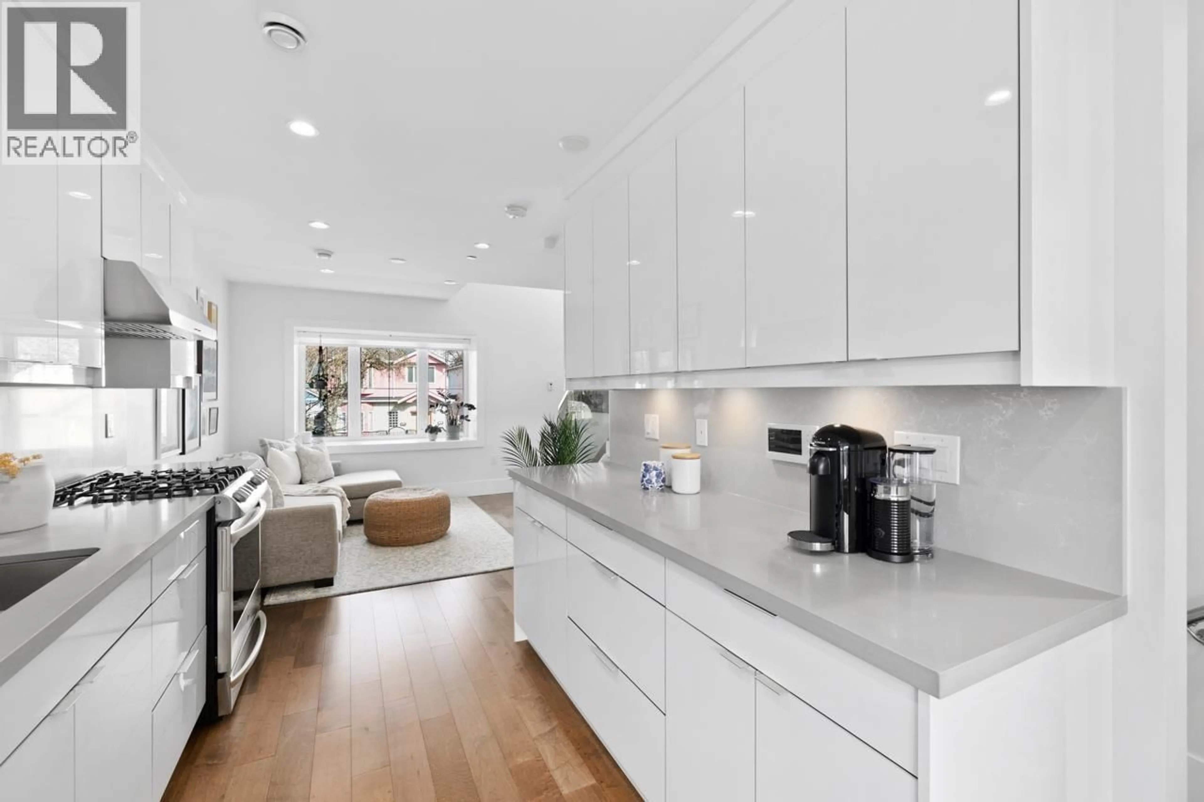 Open concept kitchen, ceramic/tile floor for 2248 GRANT STREET, Vancouver British Columbia V5L2Z7