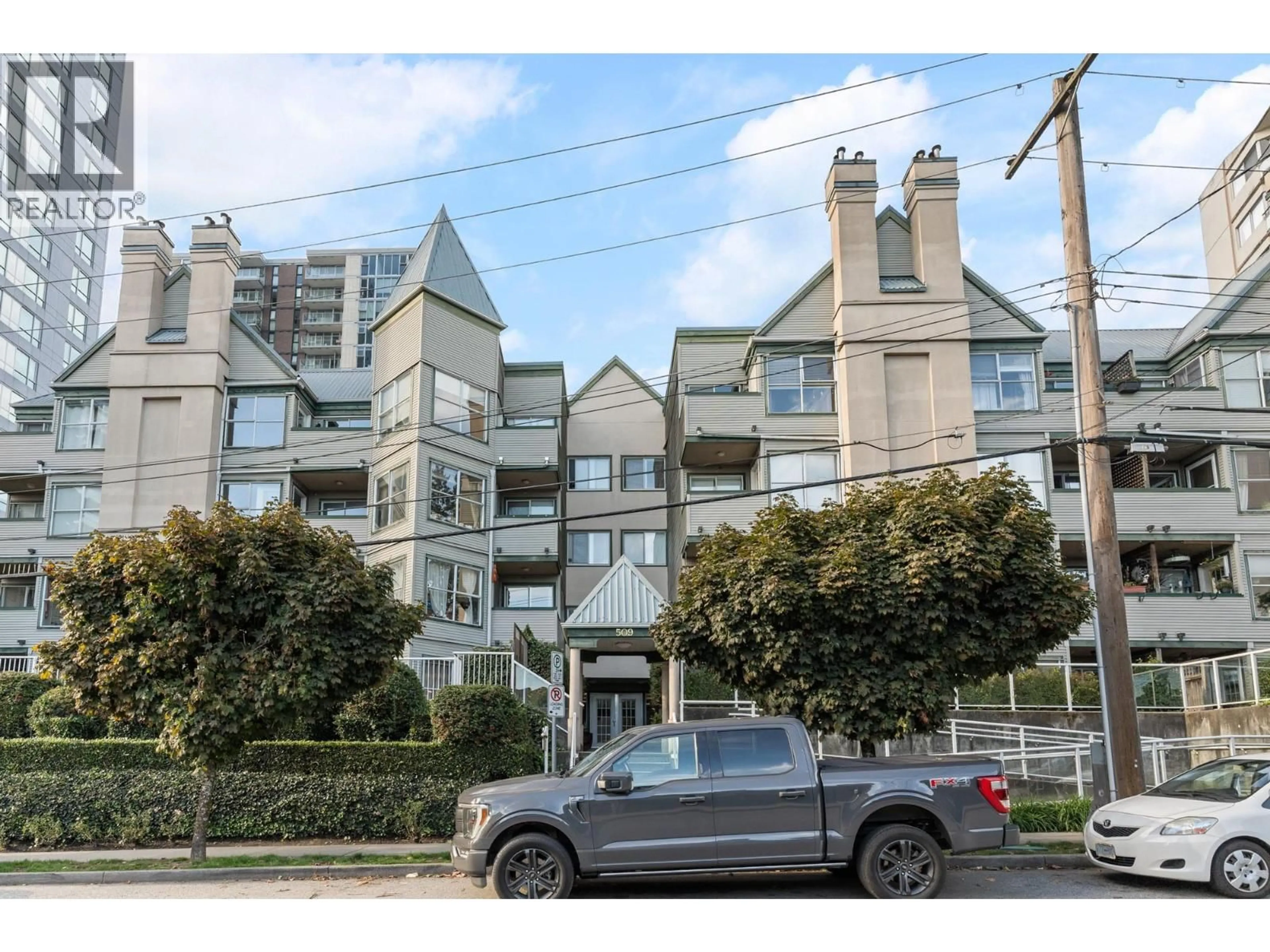 A pic from outside/outdoor area/front of a property/back of a property/a pic from drone, street for 302 - 509 CARNARVON STREET, New Westminster British Columbia V3S9Y3