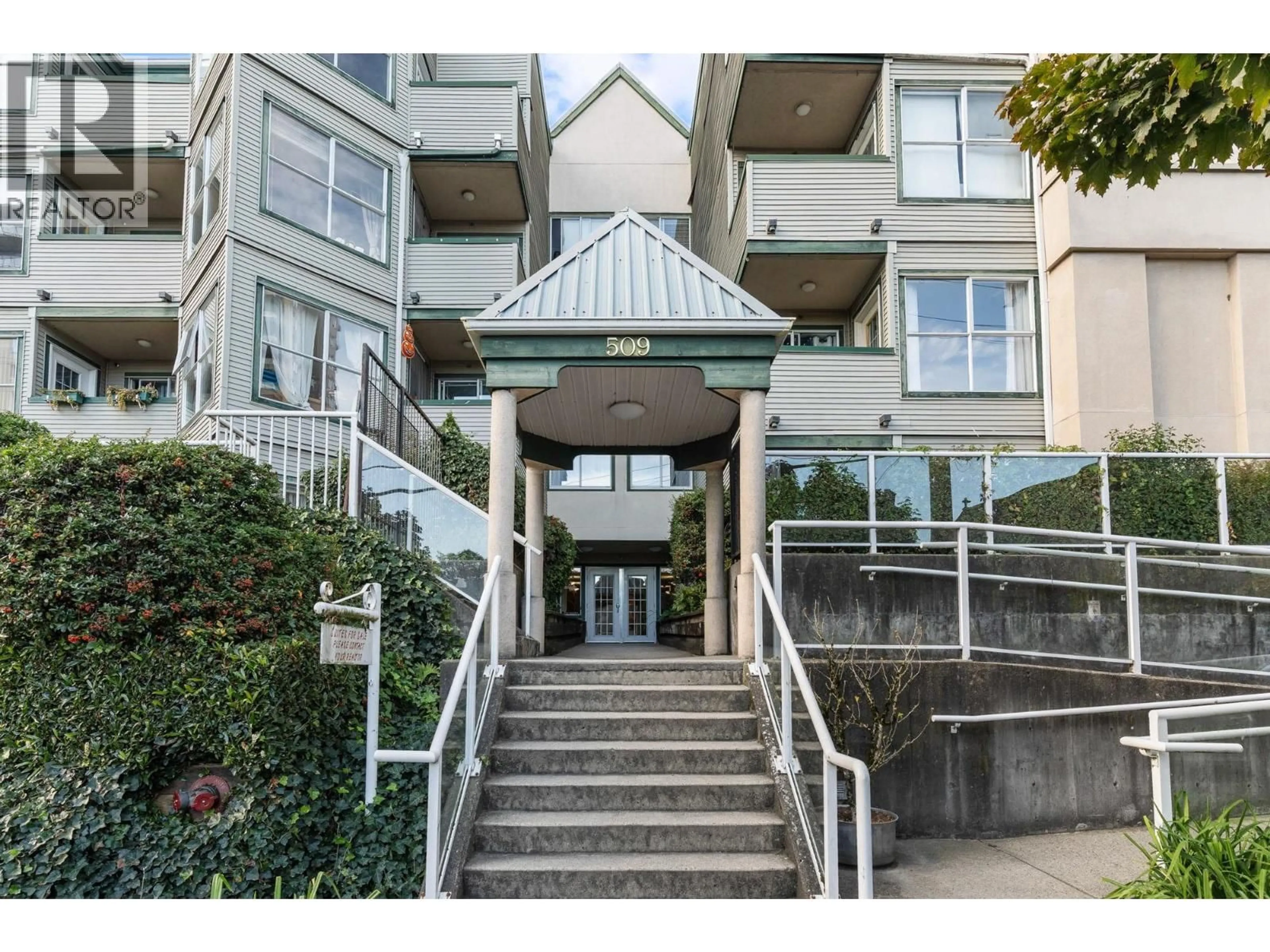 Indoor foyer for 302 - 509 CARNARVON STREET, New Westminster British Columbia V3S9Y3
