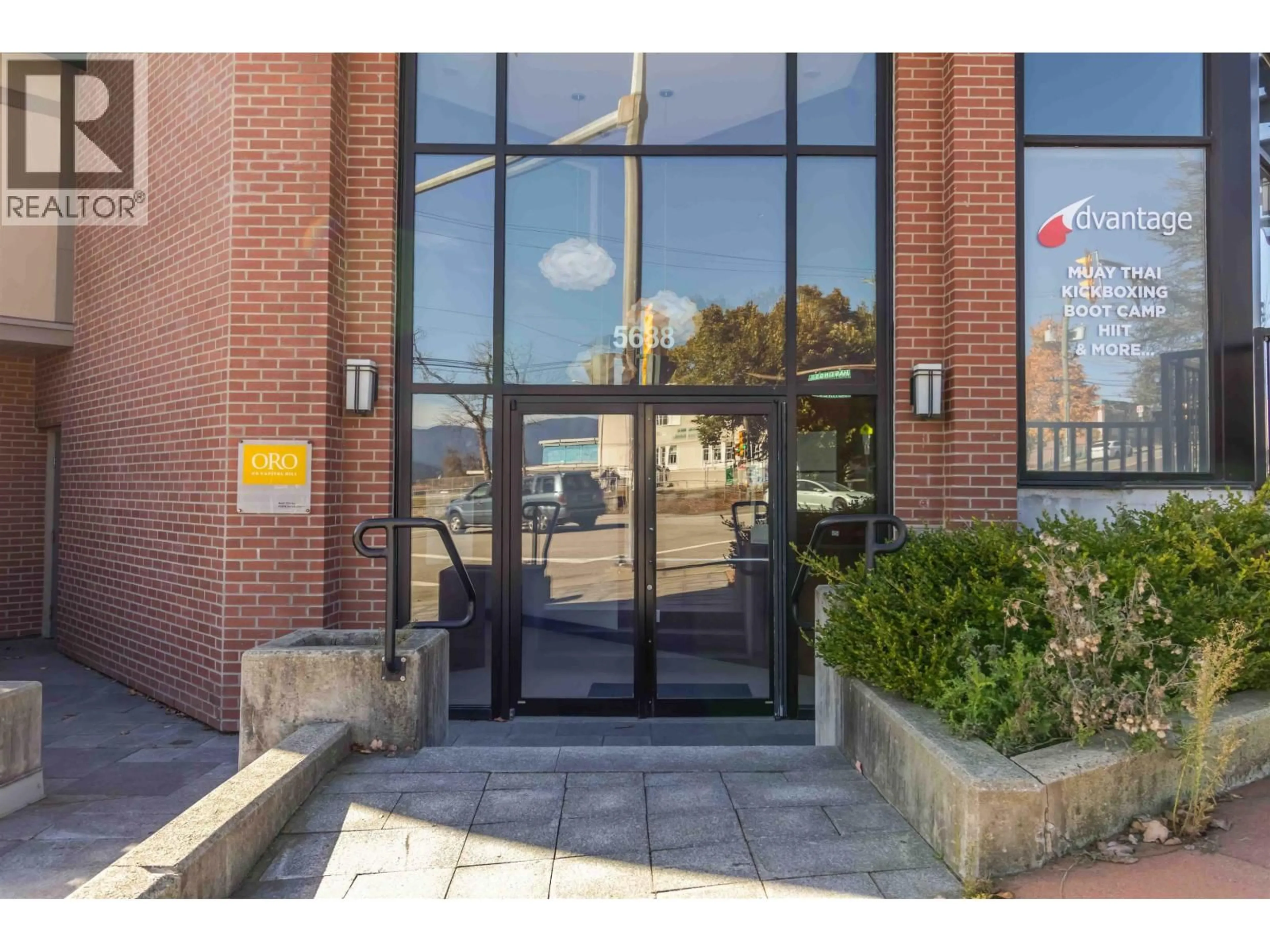 Indoor foyer for 303 - 5688 HASTINGS STREET, Burnaby British Columbia V5B1R4
