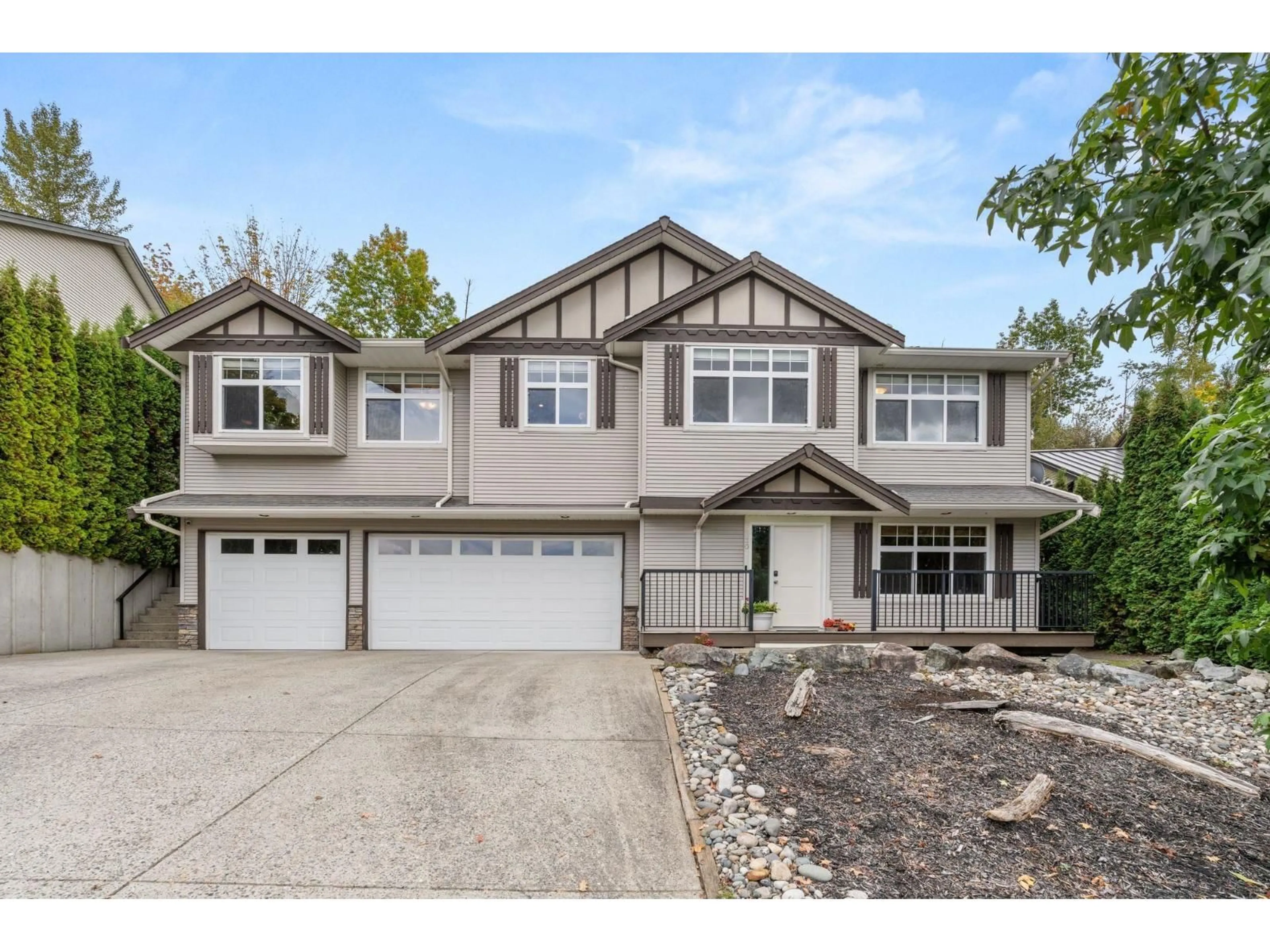 Home with vinyl exterior material, street for 3330 GOLDSTREAM, Abbotsford British Columbia V3G3B7