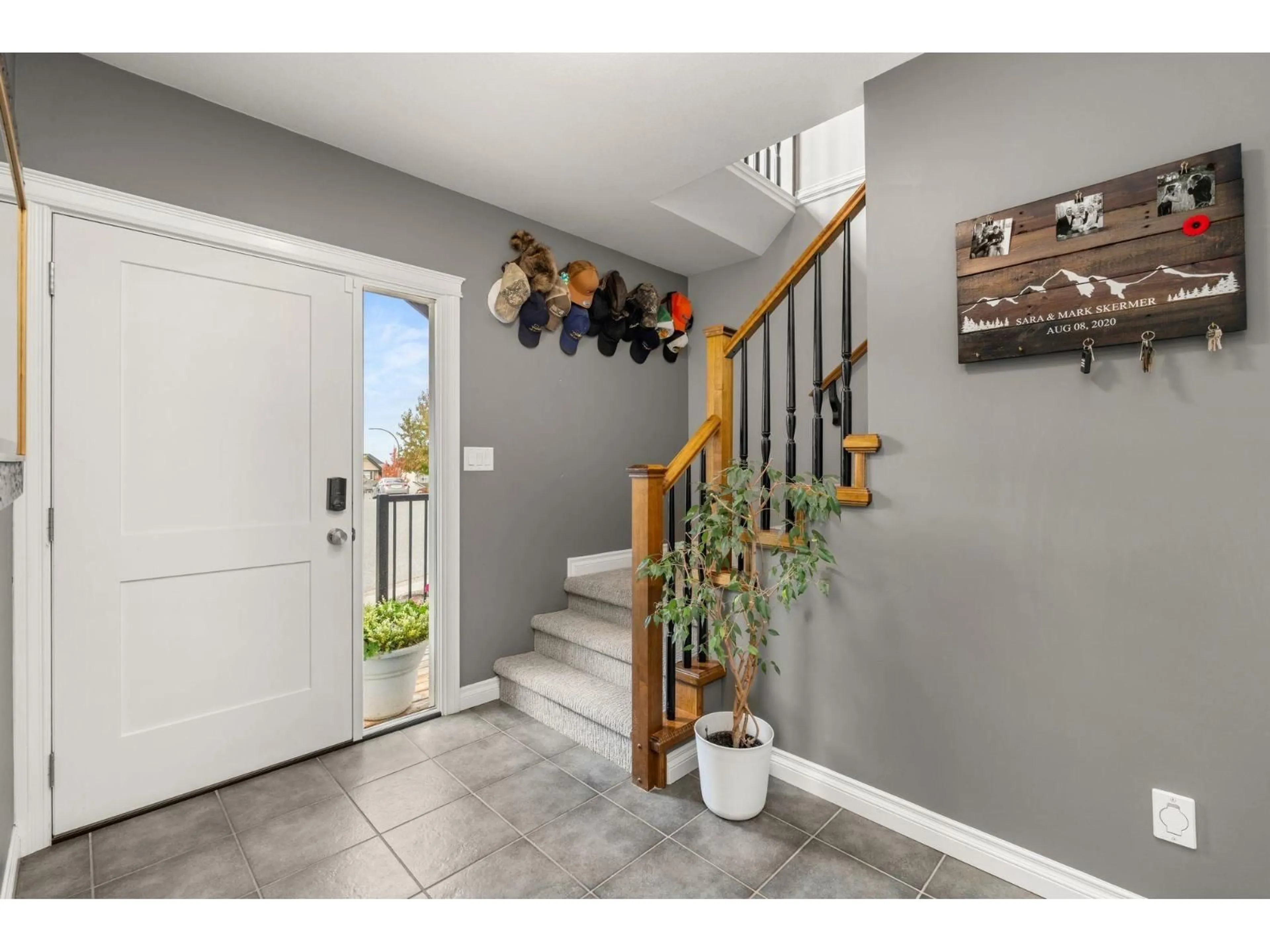 Indoor entryway for 3330 GOLDSTREAM, Abbotsford British Columbia V3G3B7