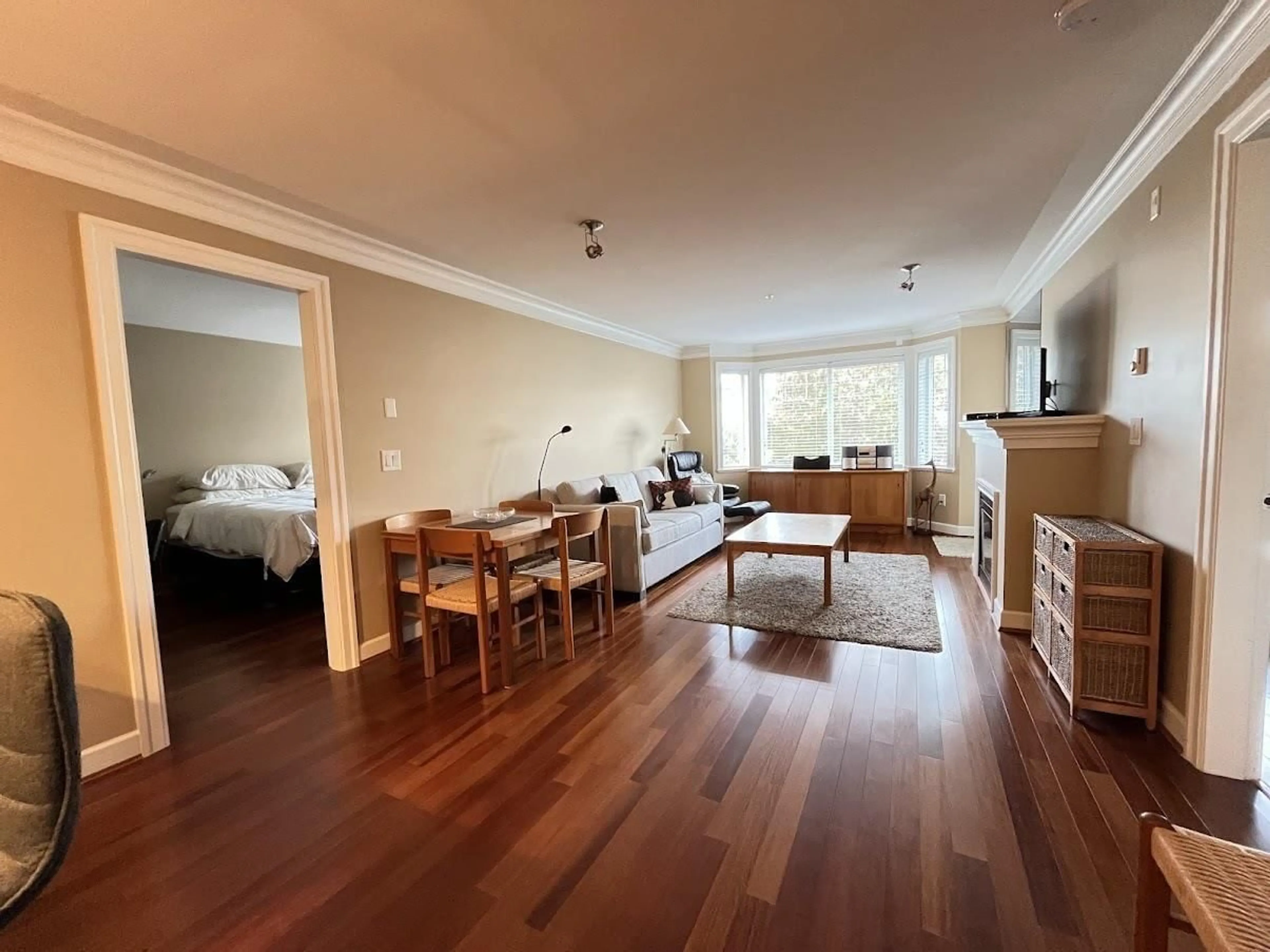Living room with furniture, wood/laminate floor for 305 - 15357 ROPER, White Rock British Columbia V4B2G2
