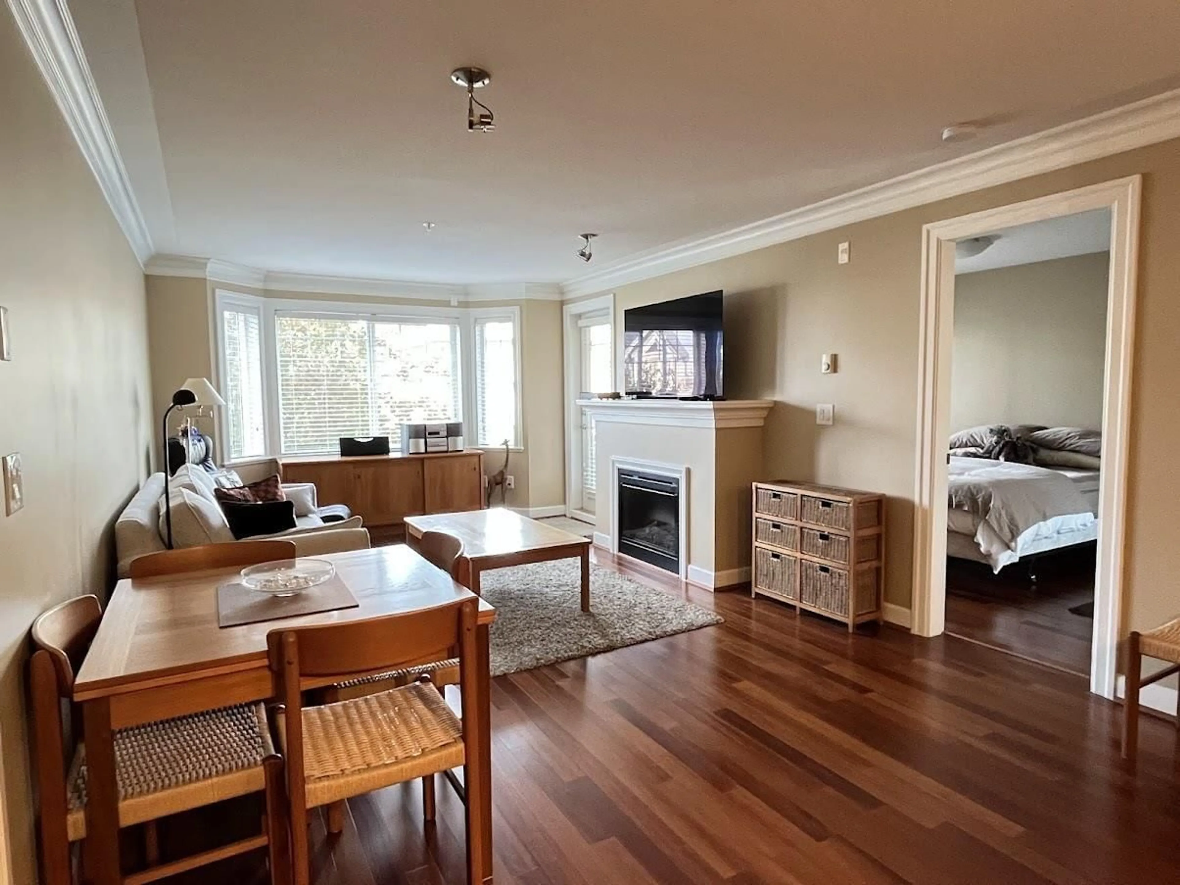 Living room with furniture, wood/laminate floor for 305 - 15357 ROPER, White Rock British Columbia V4B2G2
