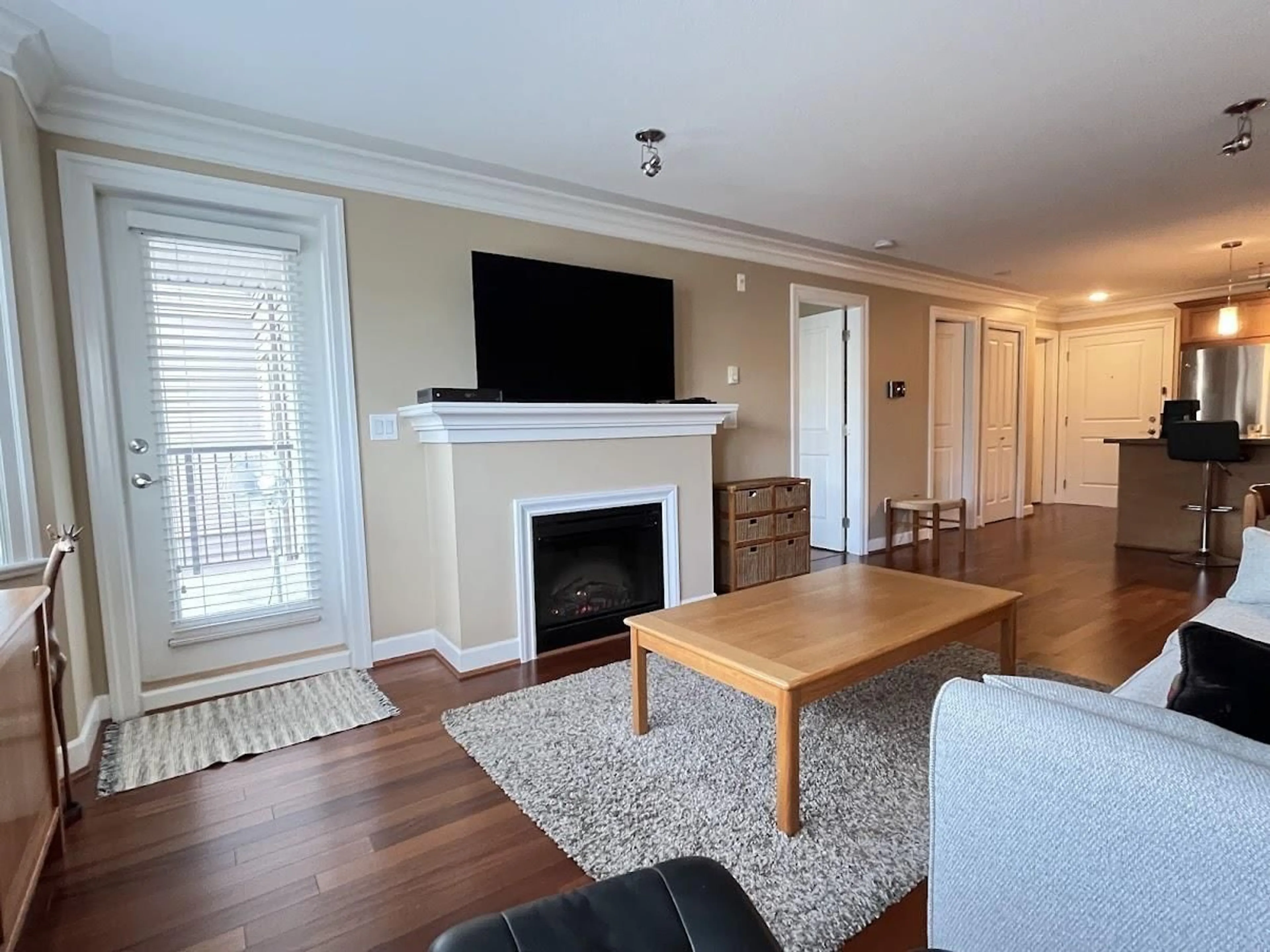 Living room with furniture, wood/laminate floor for 305 - 15357 ROPER, White Rock British Columbia V4B2G2