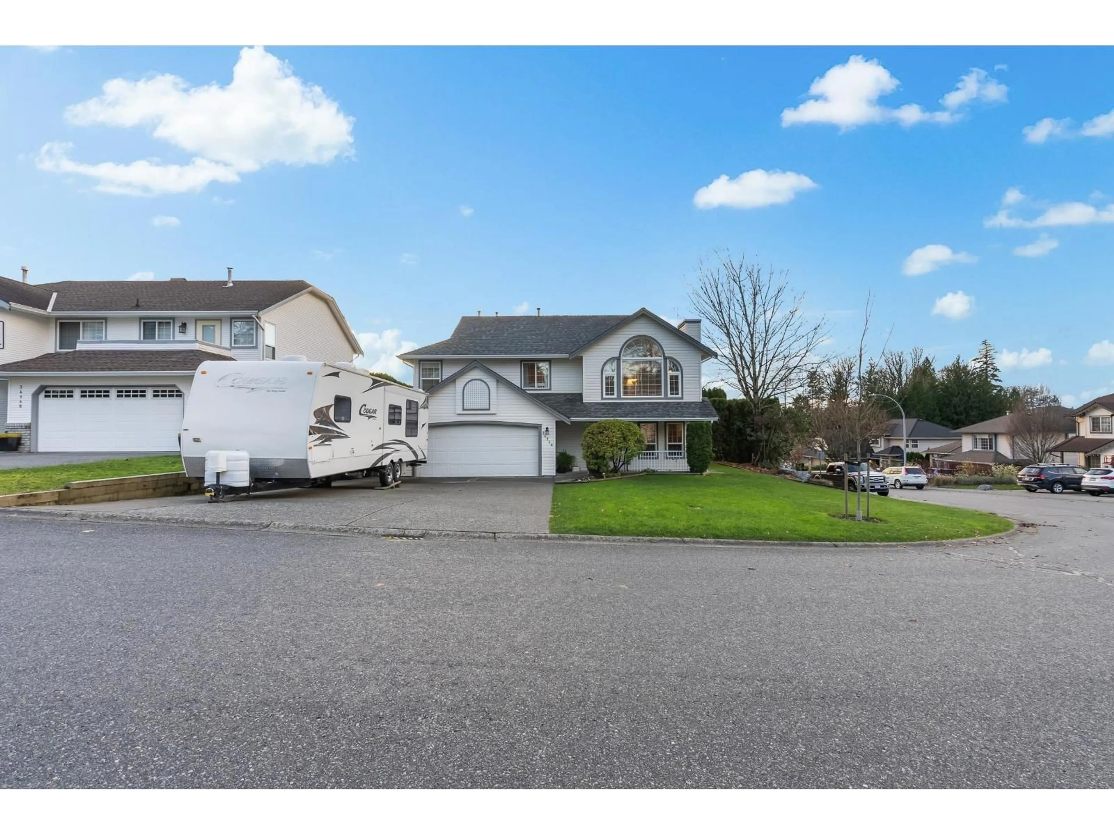 A pic from outside/outdoor area/front of a property/back of a property/a pic from drone, street for 34946 MILLAR, Abbotsford British Columbia V2S7K5