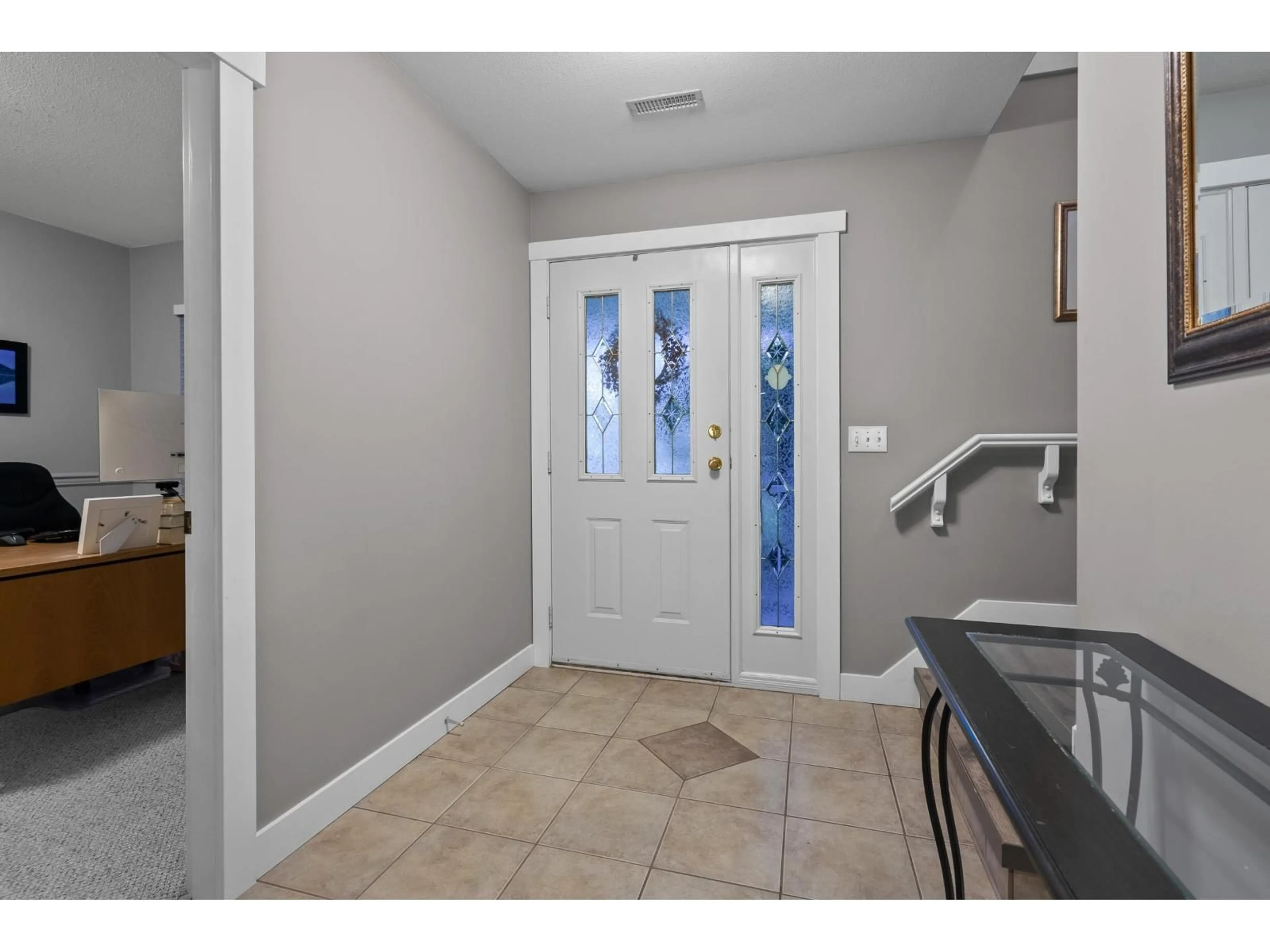 Indoor entryway for 34946 MILLAR, Abbotsford British Columbia V2S7K5