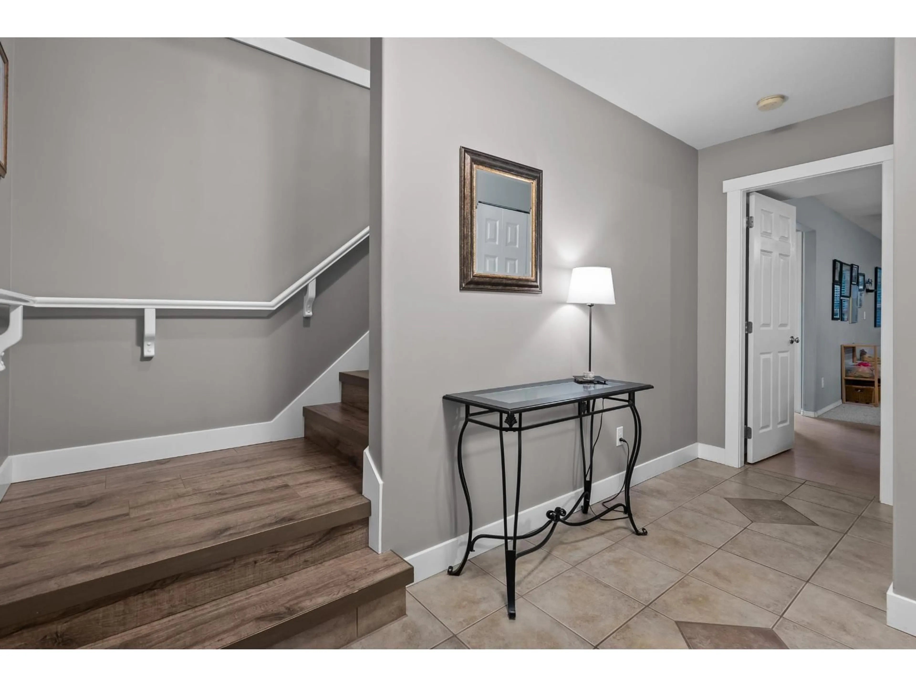 Indoor entryway for 34946 MILLAR, Abbotsford British Columbia V2S7K5