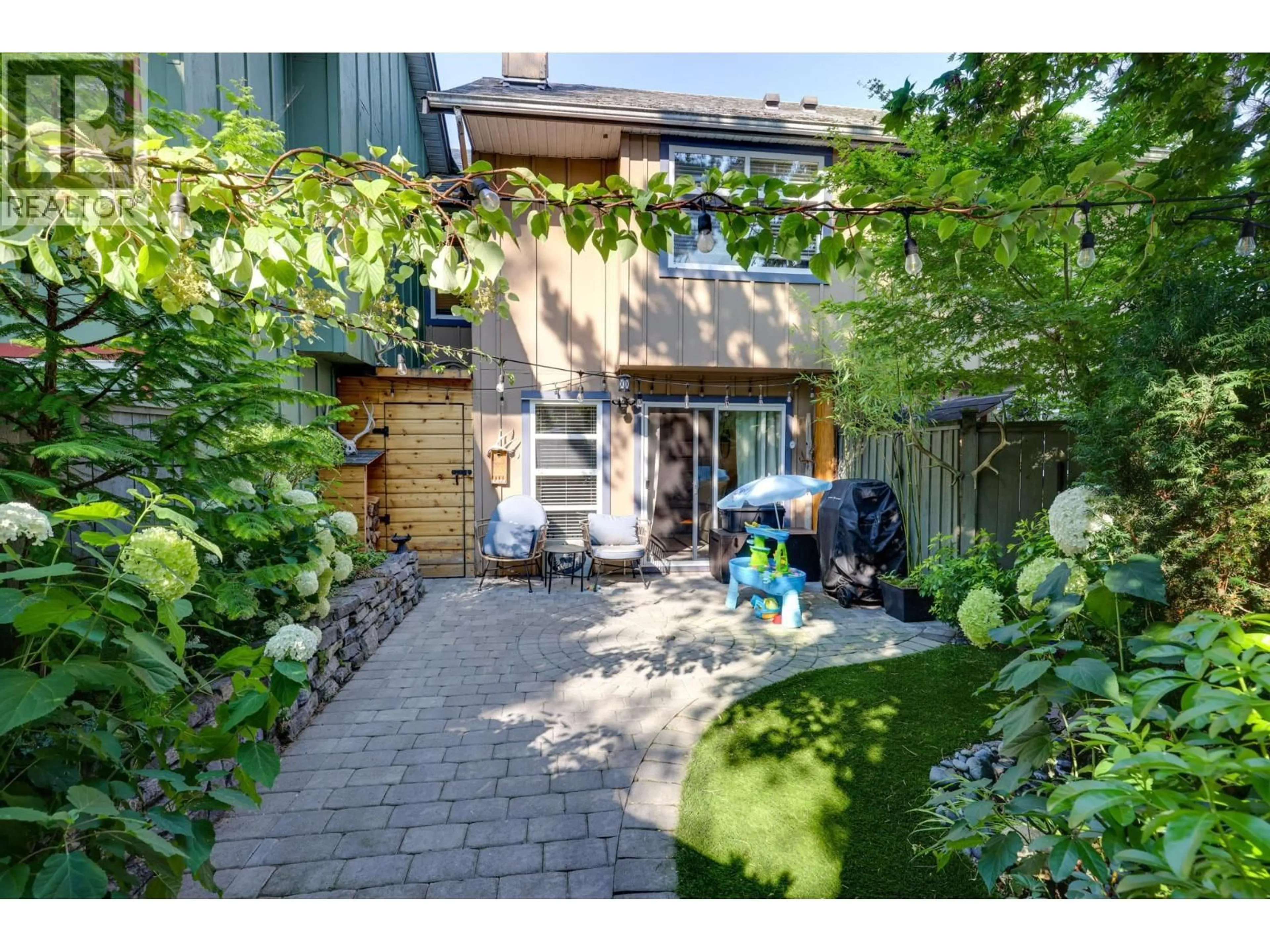 Patio, street for 3 - 900 17TH STREET, North Vancouver British Columbia V7P3K5