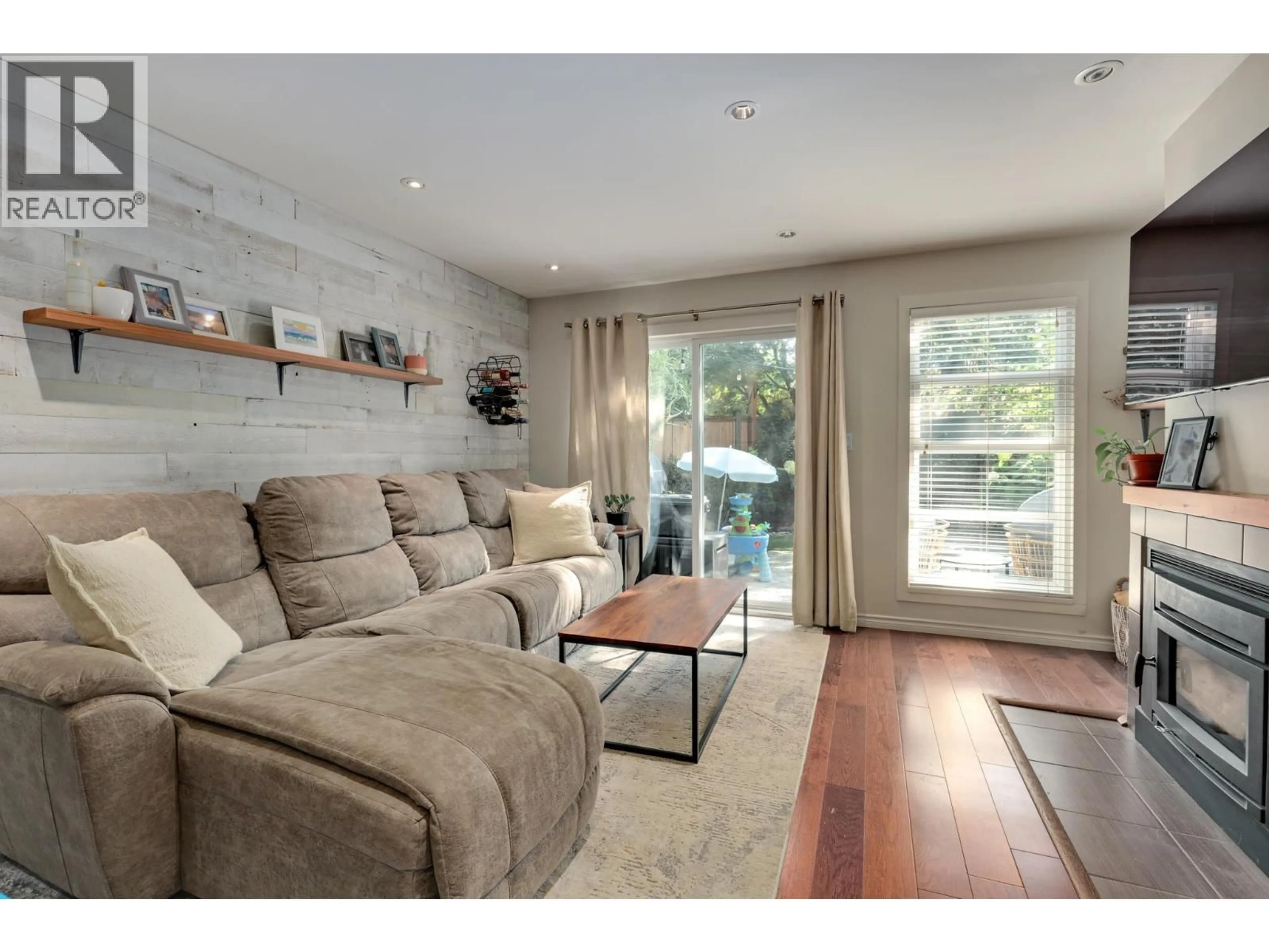 Living room with furniture, wood/laminate floor for 3 - 900 17TH STREET, North Vancouver British Columbia V7P3K5