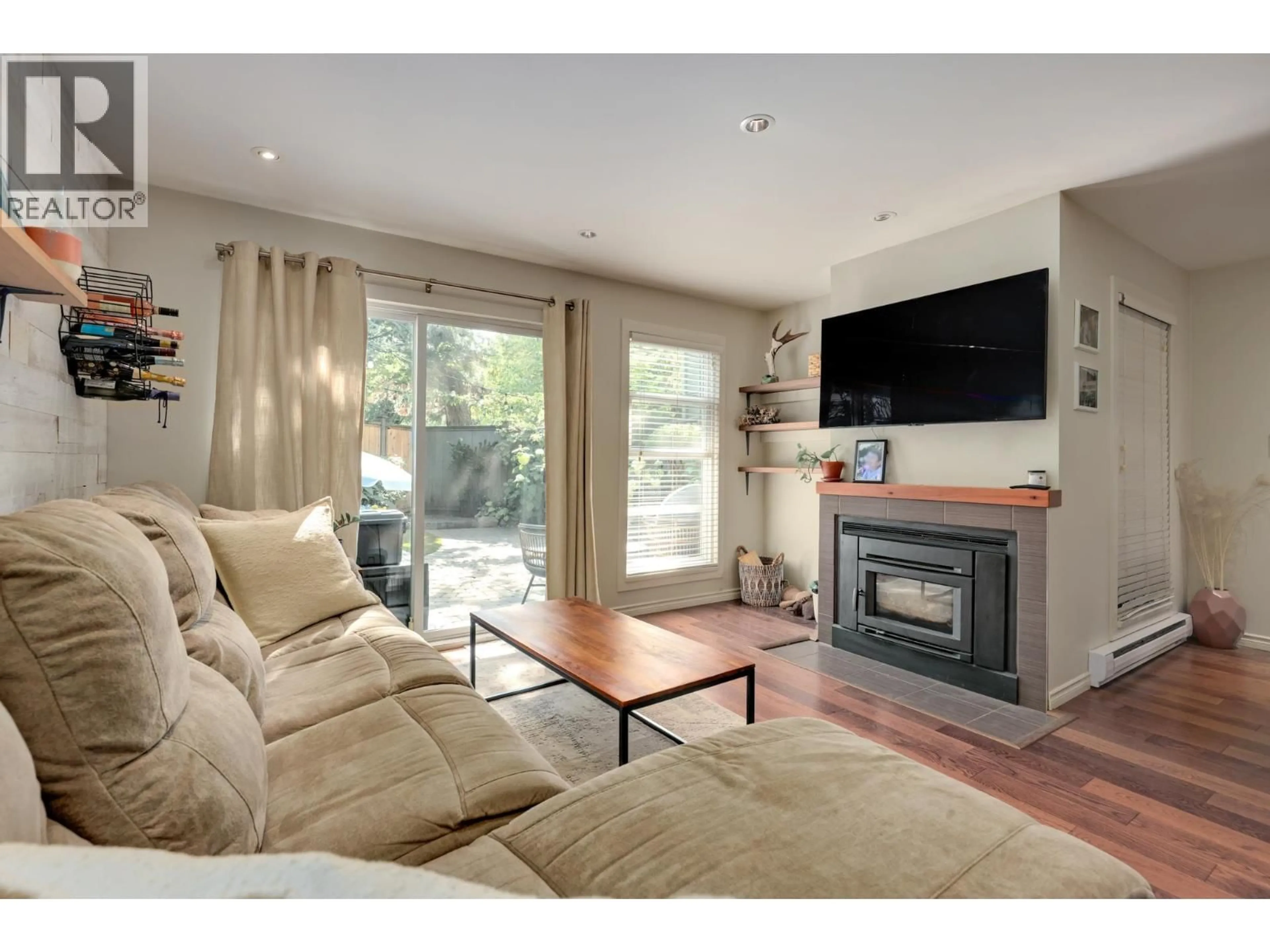 Living room with furniture, wood/laminate floor for 3 - 900 17TH STREET, North Vancouver British Columbia V7P3K5