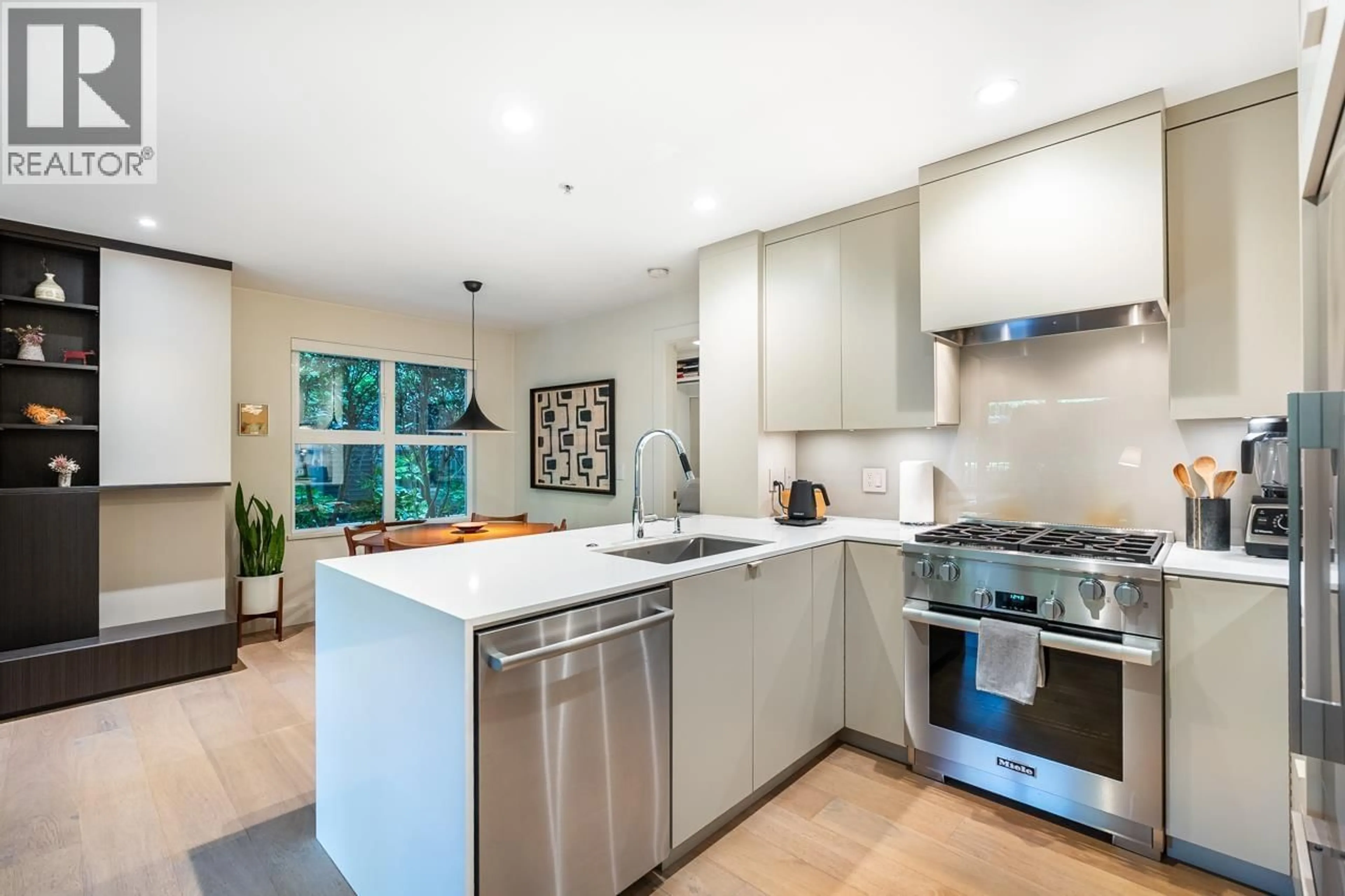 Open concept kitchen, ceramic/tile floor for 101 - 1858 5TH AVENUE, Vancouver British Columbia V6J1P3