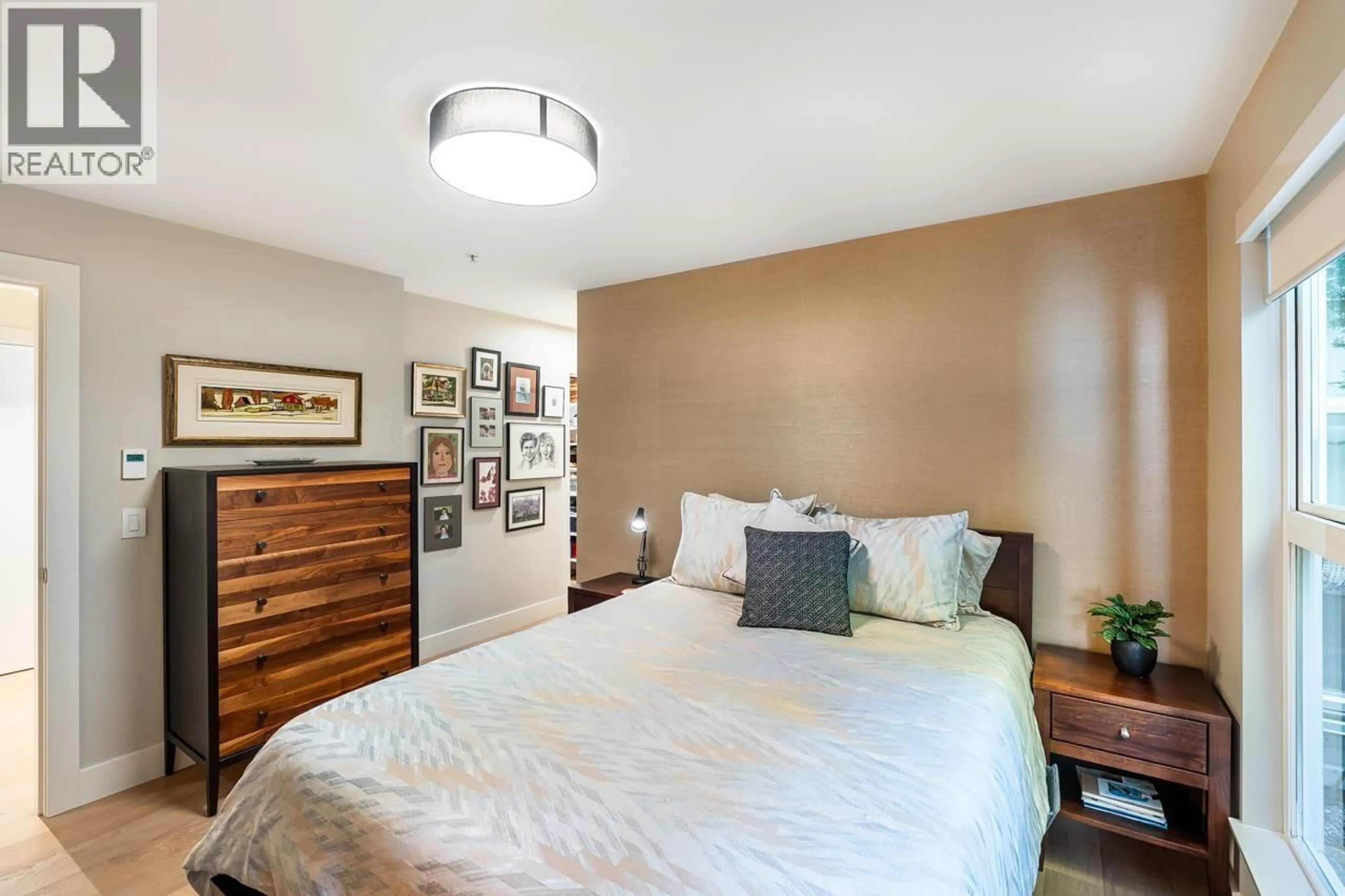 Bedroom with bed, wood/laminate floor for 101 - 1858 5TH AVENUE, Vancouver British Columbia V6J1P3