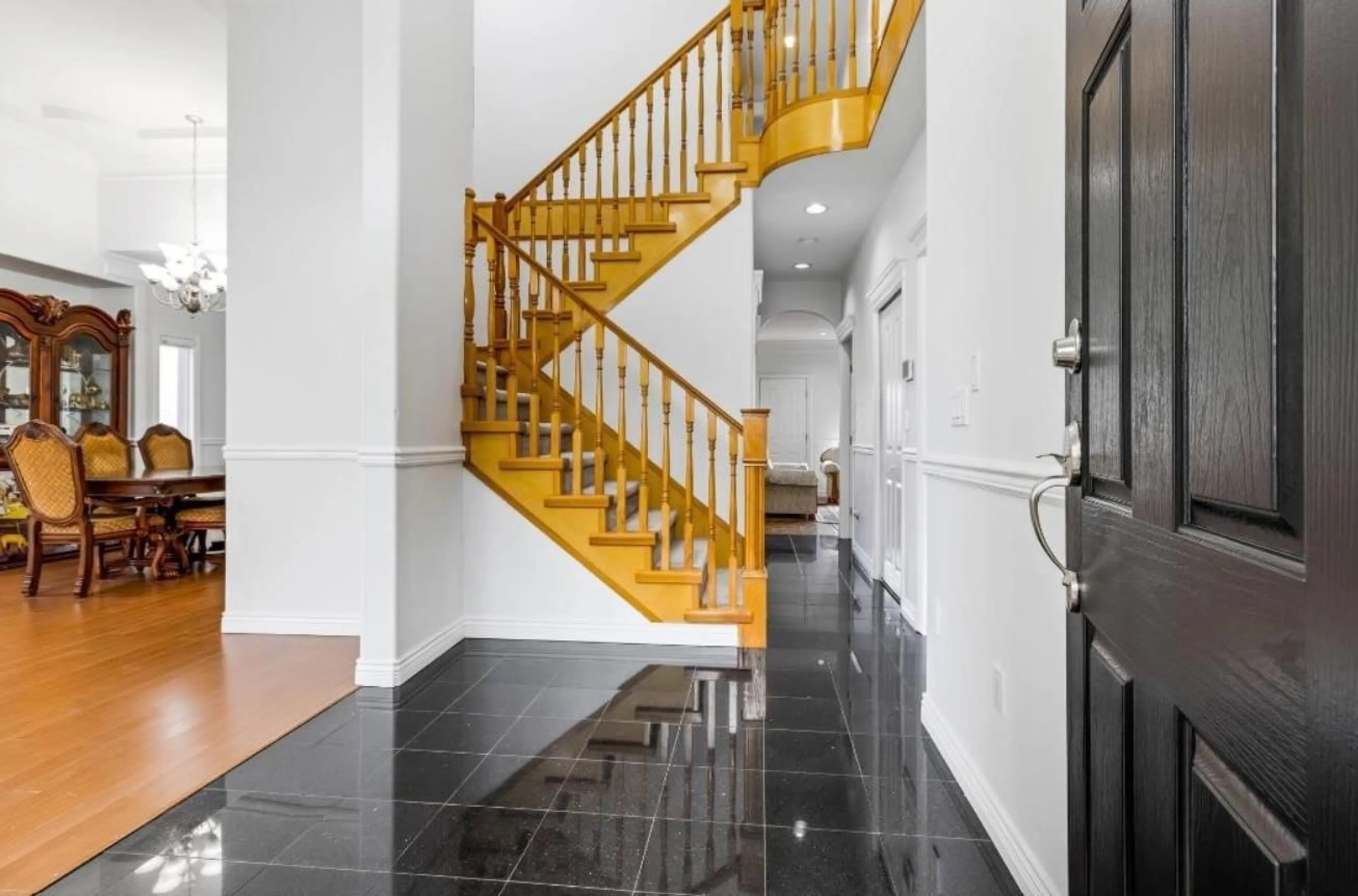 Indoor foyer for 12672 67A, Surrey British Columbia V3W1G3