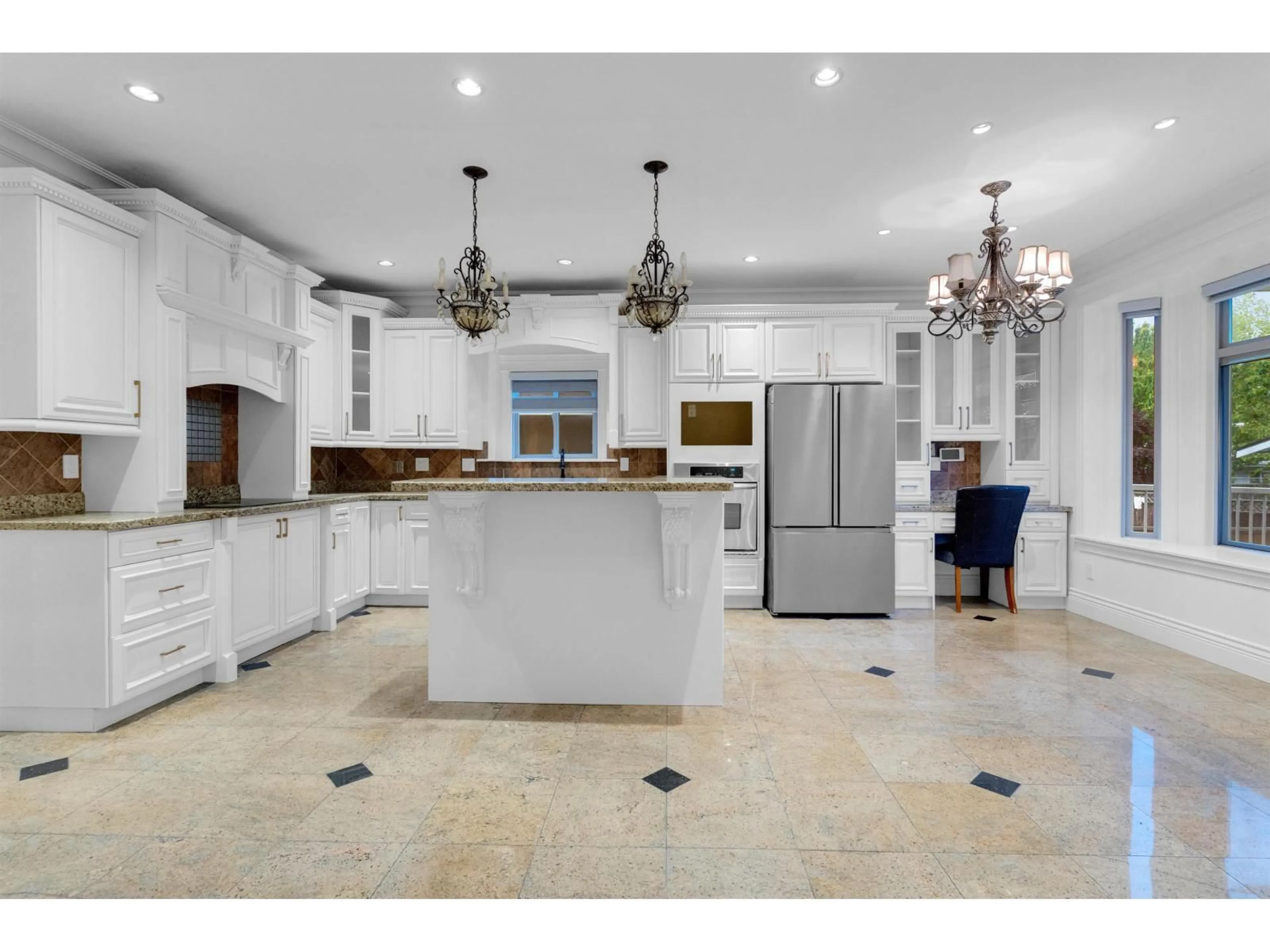 Open concept kitchen, ceramic/tile floor for 6290 129A, Surrey British Columbia V3X1R8