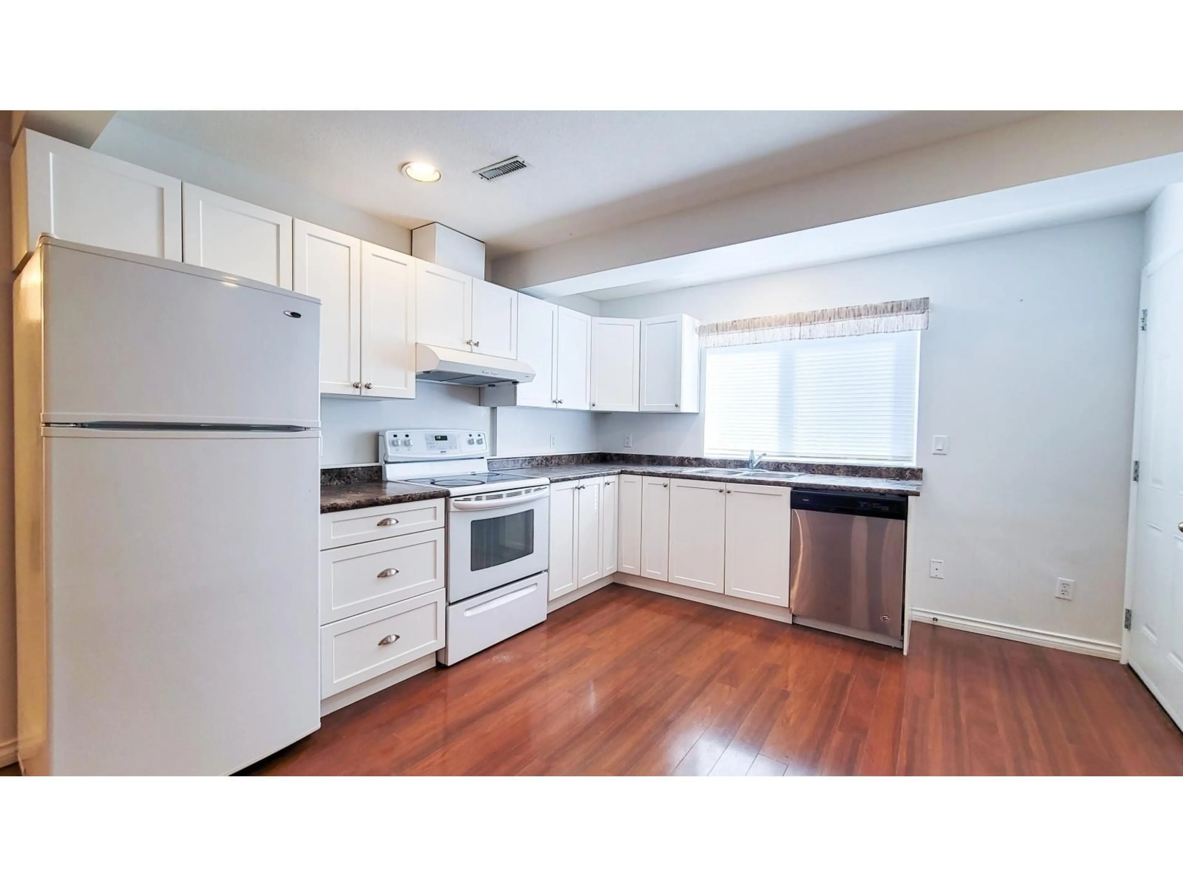 Standard kitchen, wood/laminate floor for 15663 107A, Surrey British Columbia V4N3H9