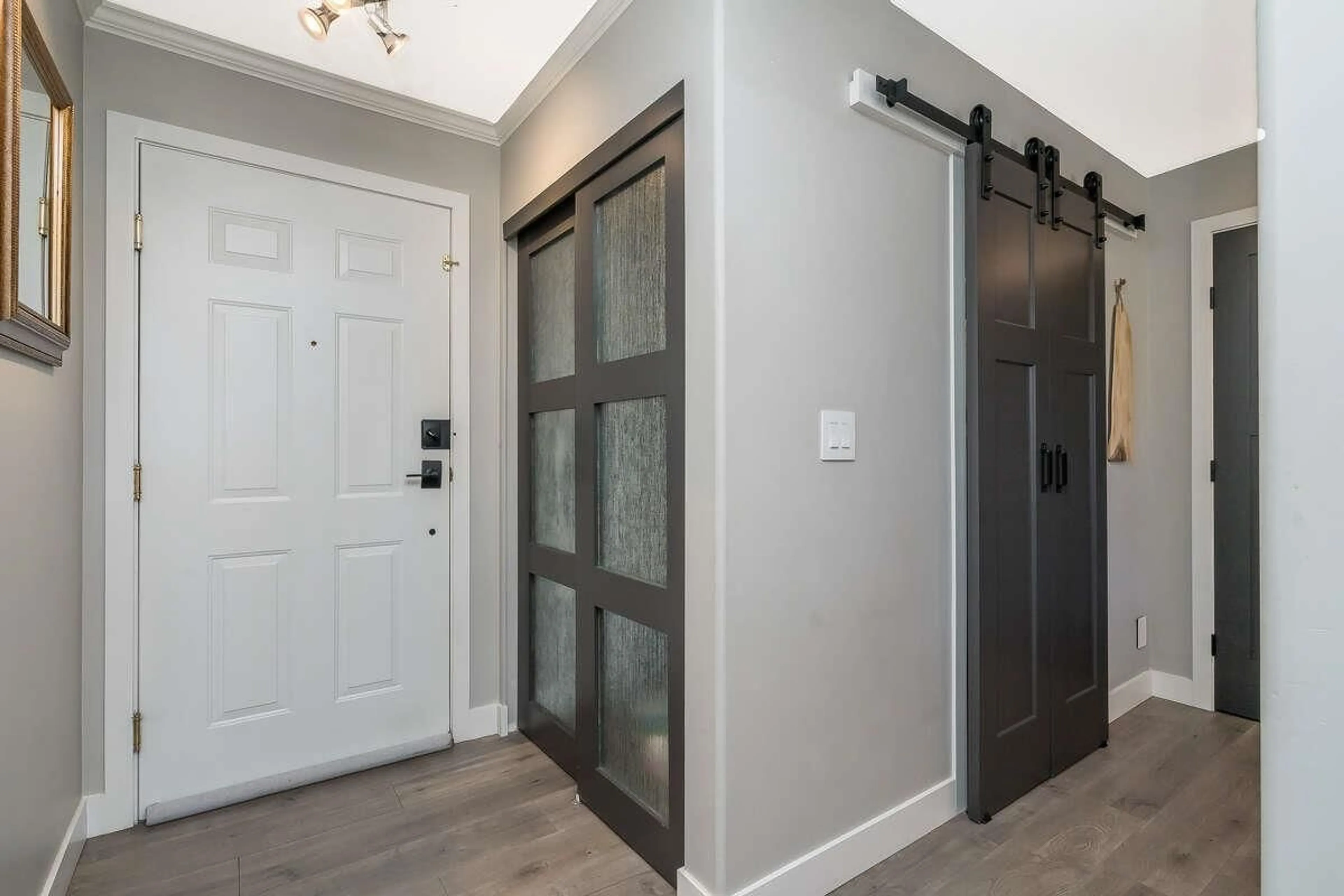 Indoor entryway for 405 - 15325 17, Surrey British Columbia V4A1T8