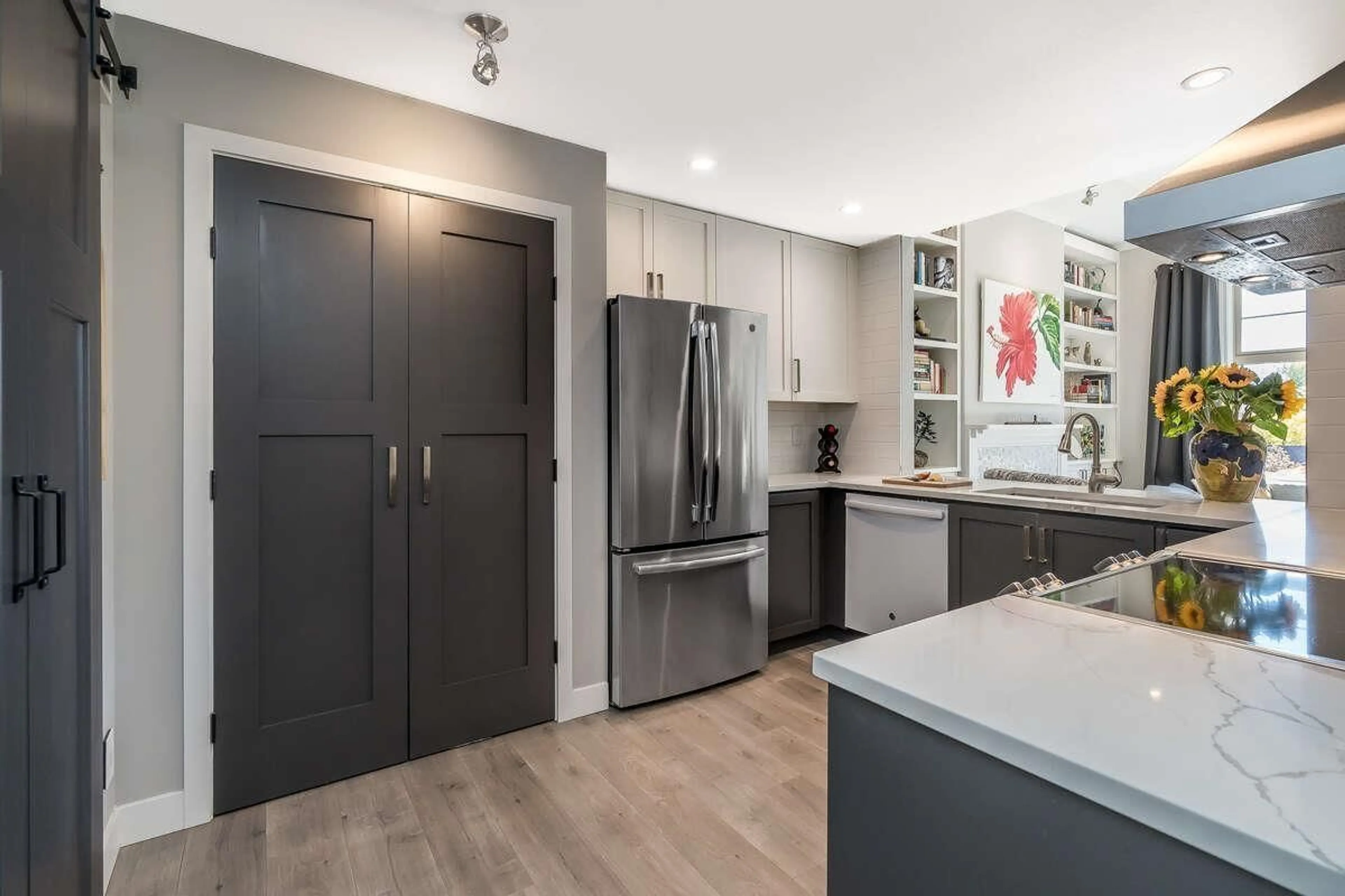 Contemporary kitchen, unknown for 405 - 15325 17, Surrey British Columbia V4A1T8