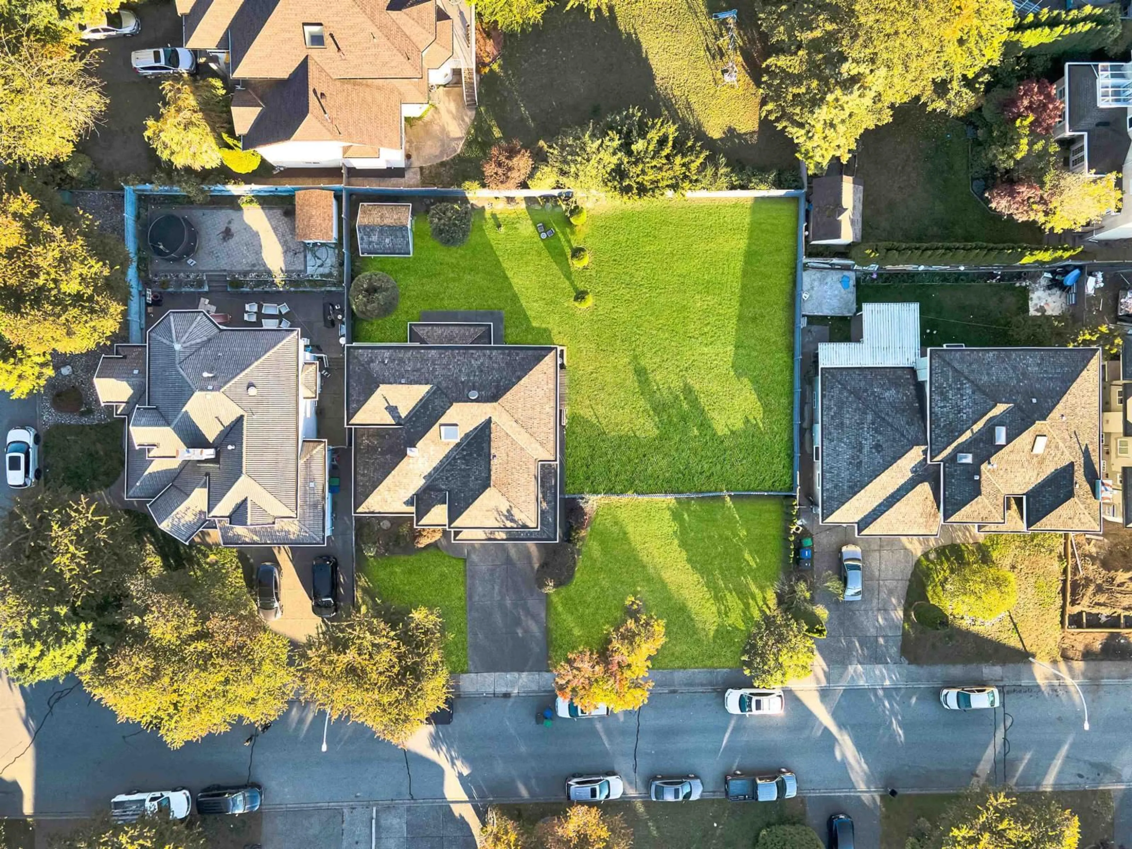 A pic from outside/outdoor area/front of a property/back of a property/a pic from drone, street for 7880 154, Surrey British Columbia V3S8N8