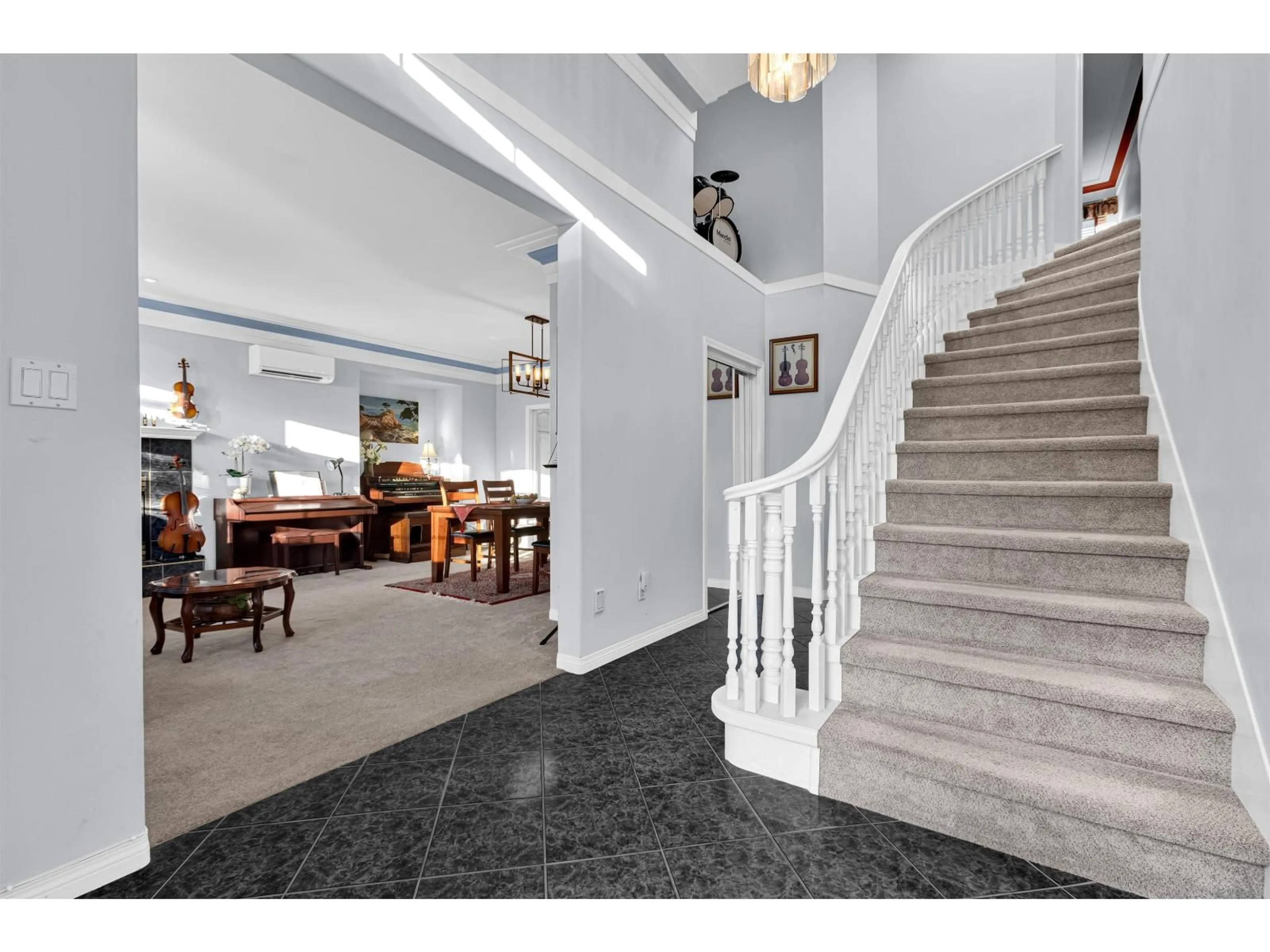 Indoor foyer for 7880 154, Surrey British Columbia V3S8N8