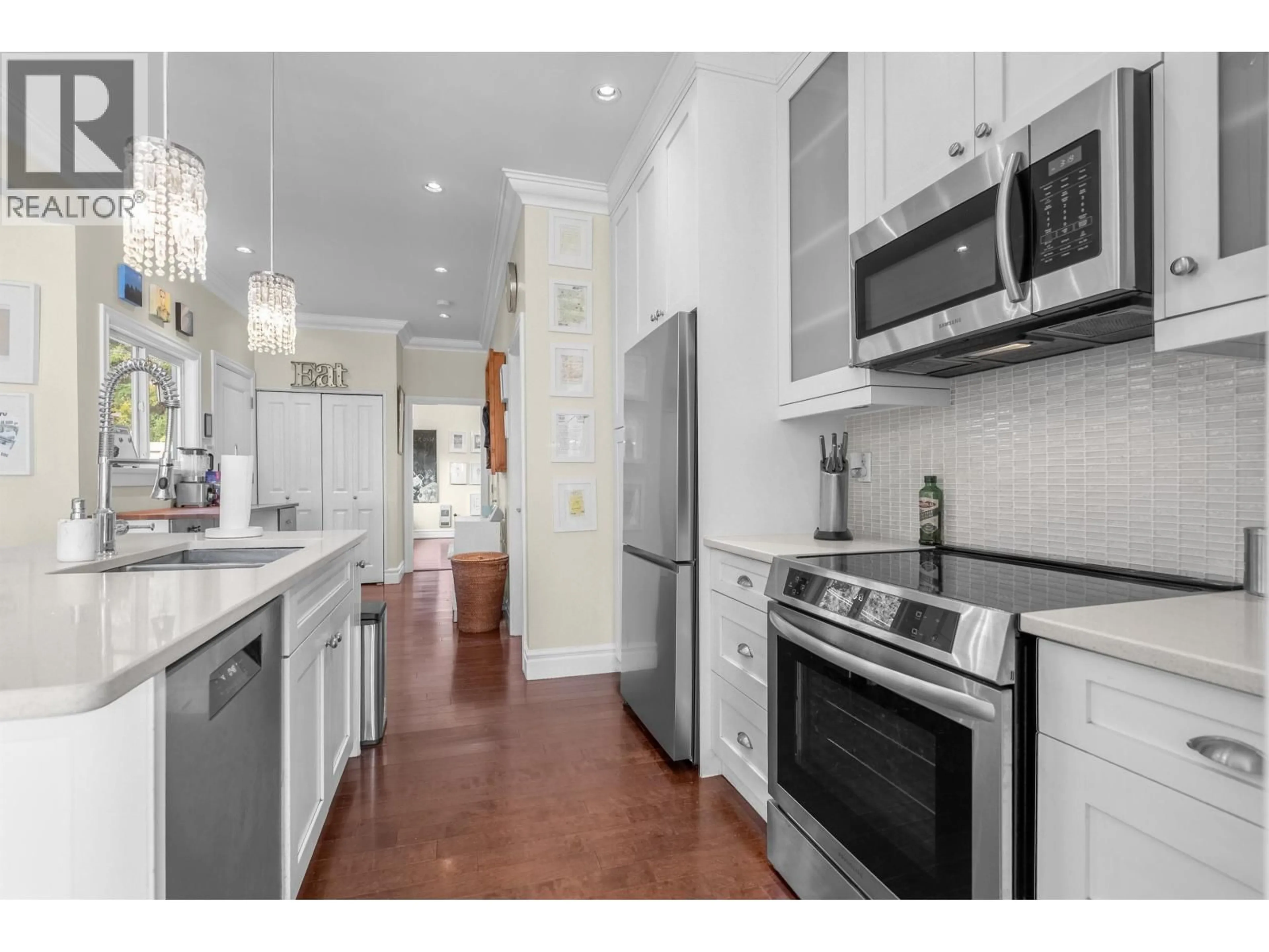 Open concept kitchen, ceramic/tile floor for 324 24TH STREET, North Vancouver British Columbia V7L3E8