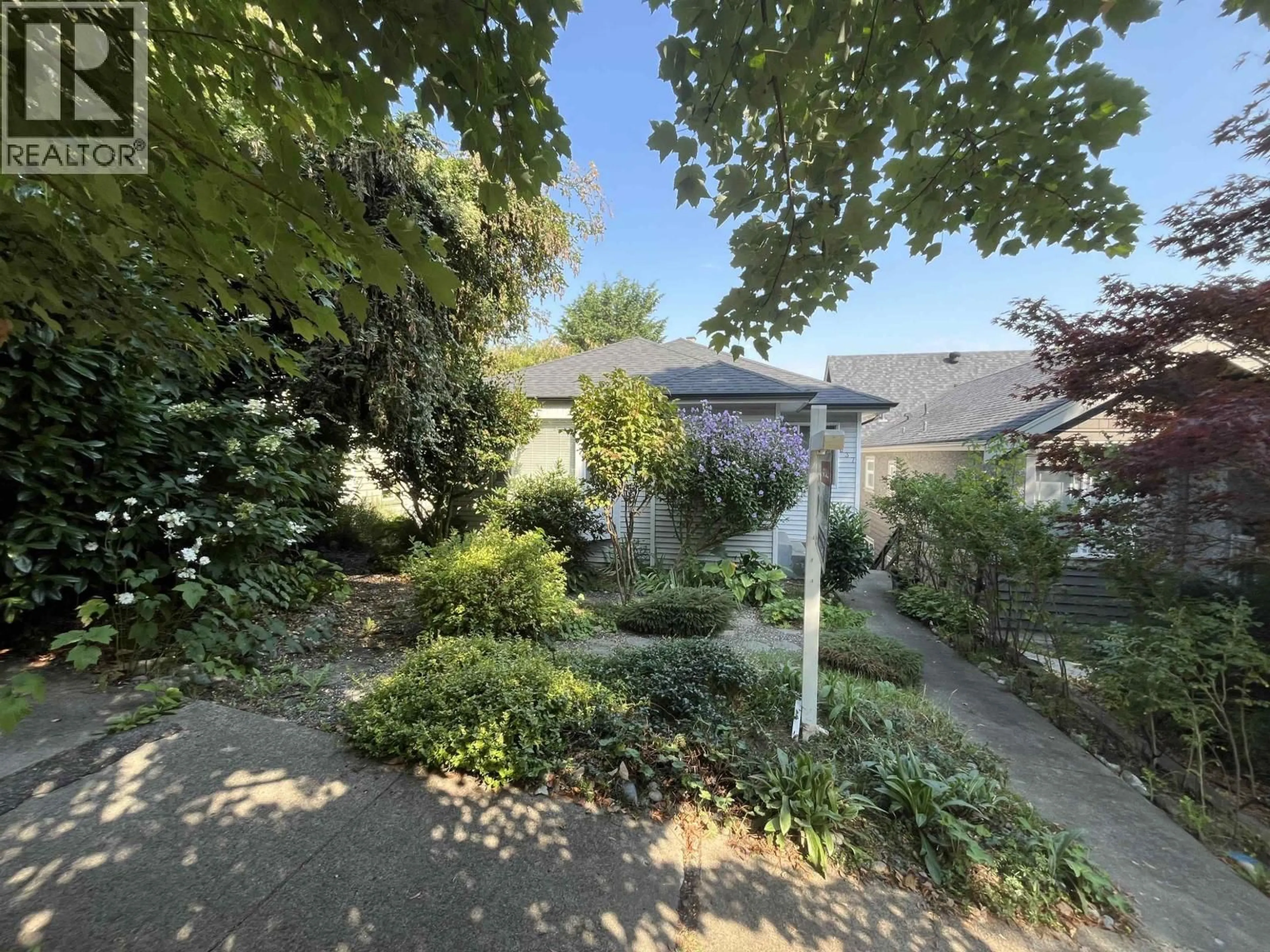 A pic from outside/outdoor area/front of a property/back of a property/a pic from drone, street for 637 24TH AVENUE, Vancouver British Columbia V5Z2B7