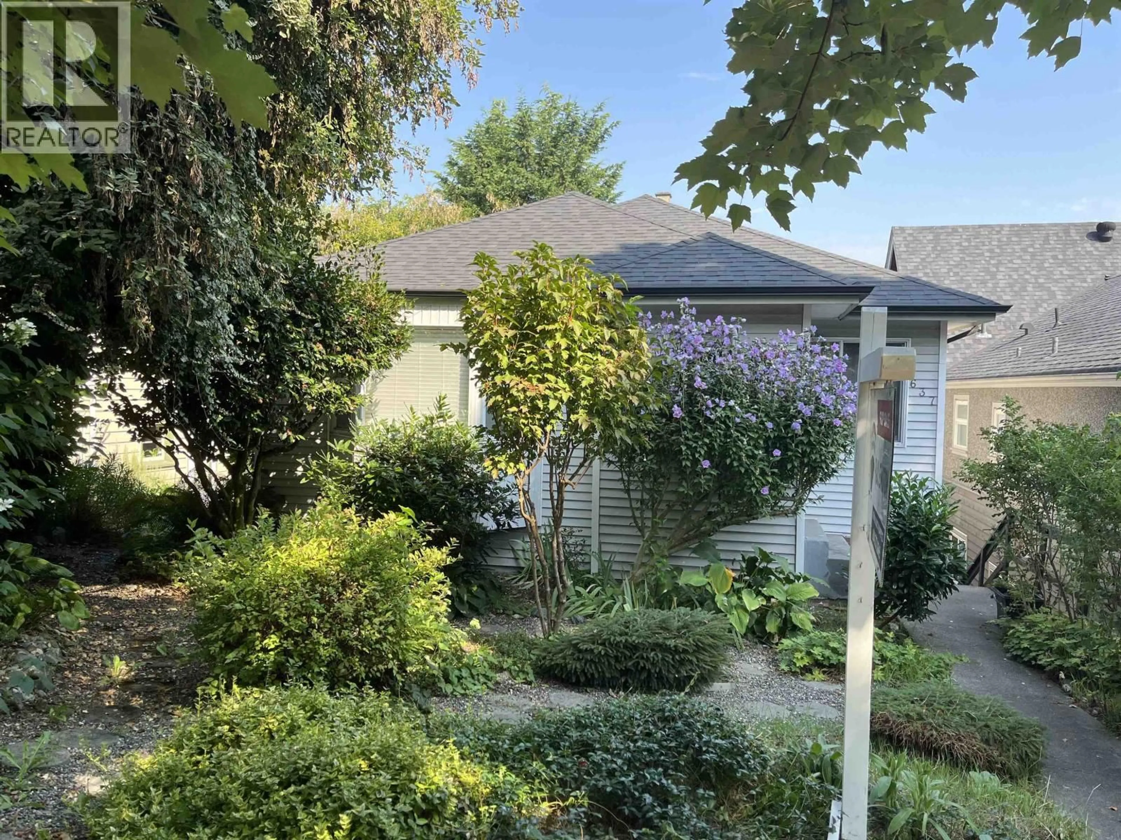 A pic from outside/outdoor area/front of a property/back of a property/a pic from drone, street for 637 24TH AVENUE, Vancouver British Columbia V5Z2B7