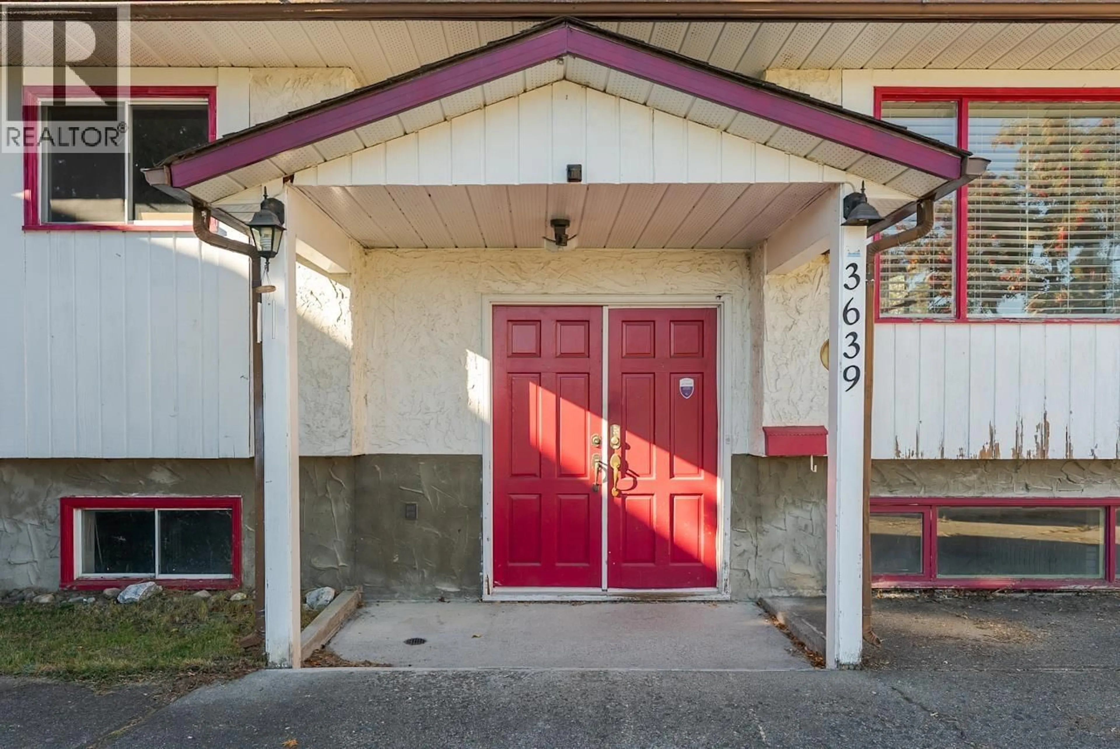 Indoor foyer for 3639 GOULD CRESCENT, Prince George British Columbia V2N4C4