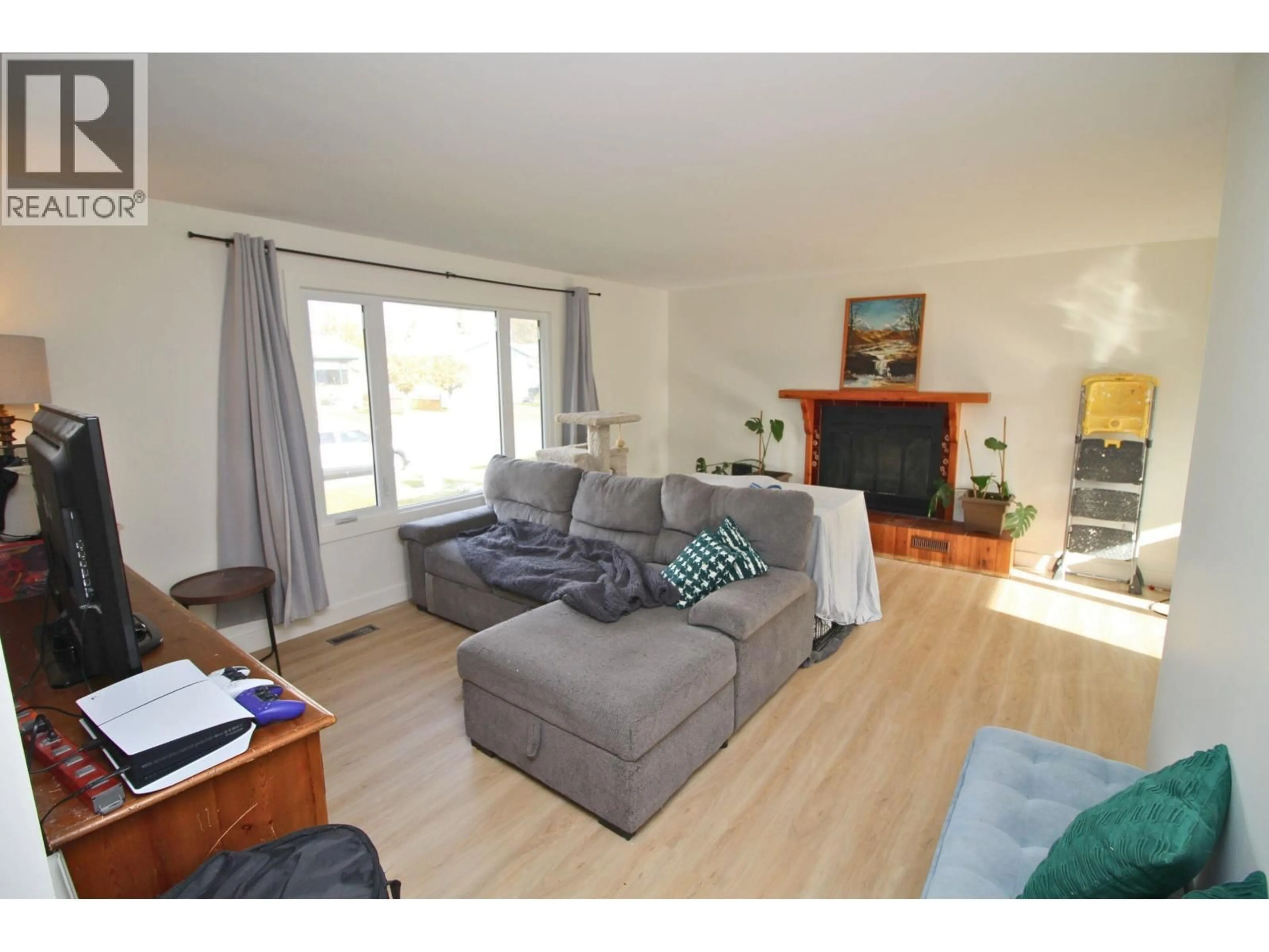 Living room with furniture, wood/laminate floor for 3280 JEWEL ROAD, Houston British Columbia V0J1Z0